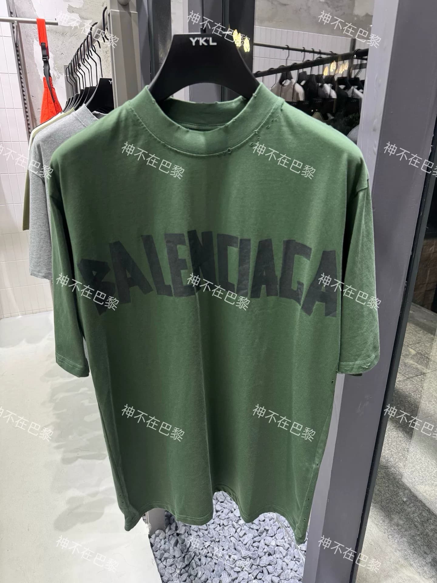 Модель с высоким разрешением от Balenciaga Balenciaga masking tape темно-зеленого цвета, потертая, с короткими рукавами