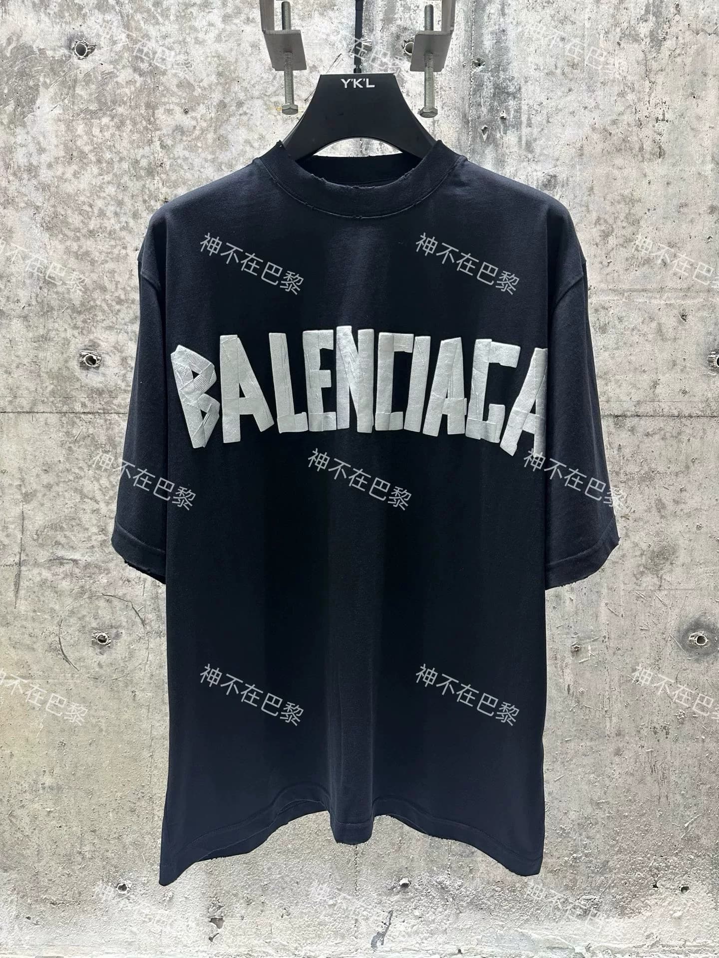 Классическая футболка Balenciaga с серебристой лентой, выполненная в высоком разрешении, с короткими рукавами