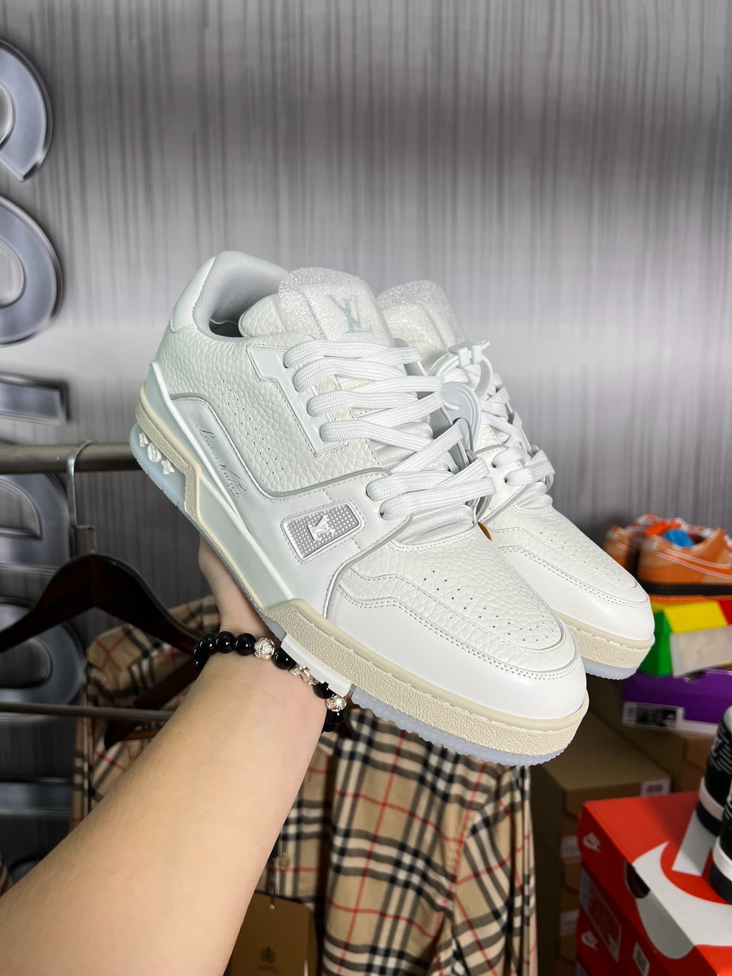 Кроссовки LV Trainer из белого цемента