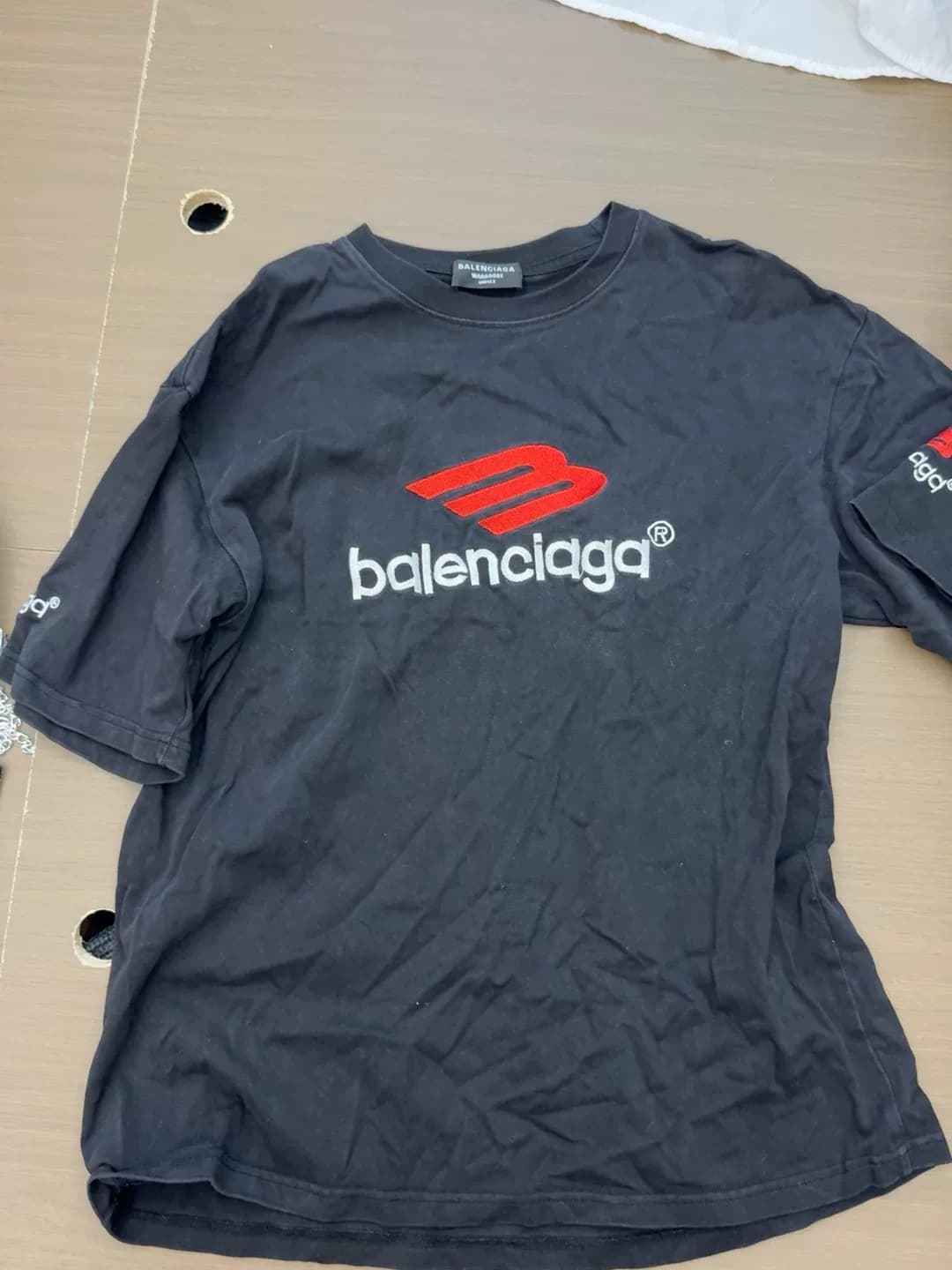Черная футболка Balenciaga с короткими рукавами свободного кроя, которую могут носить как мужчины, так и женщины