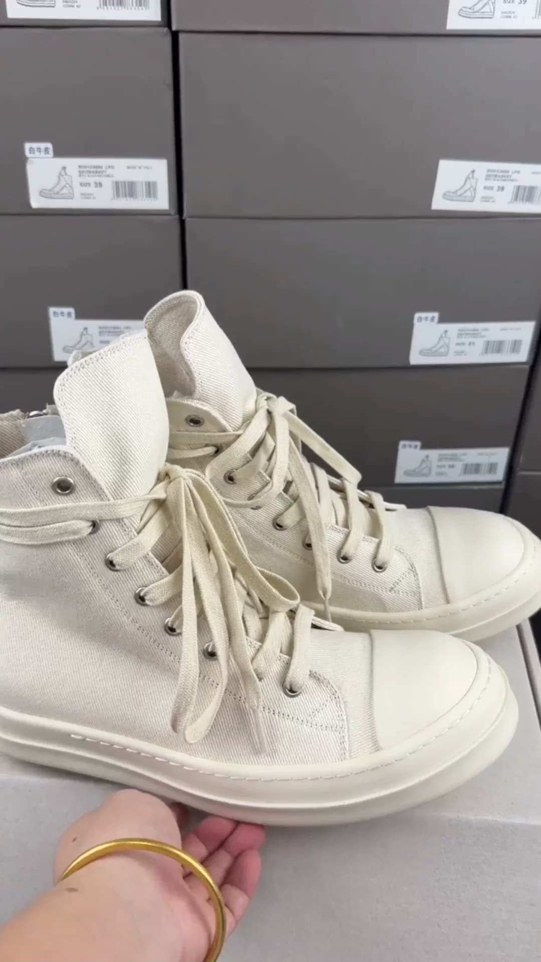 Серо-белые парусиновые кроссовки Converse от РИКА ОУЭНСА, оригинальная разработка, запись о покупке, индивидуальная повт…