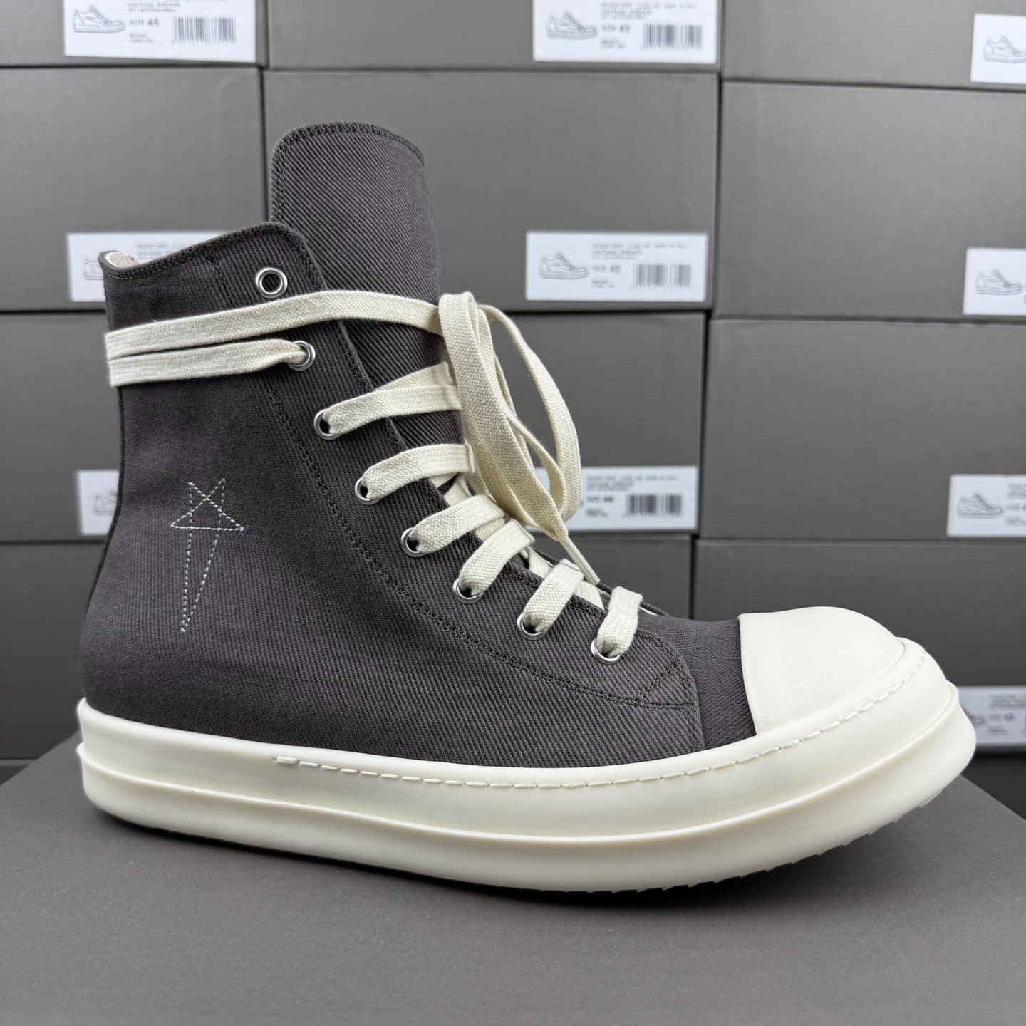 Оригинальные серые и черные парусиновые кроссовки Converse от RICK OWENS с высоким берцем.