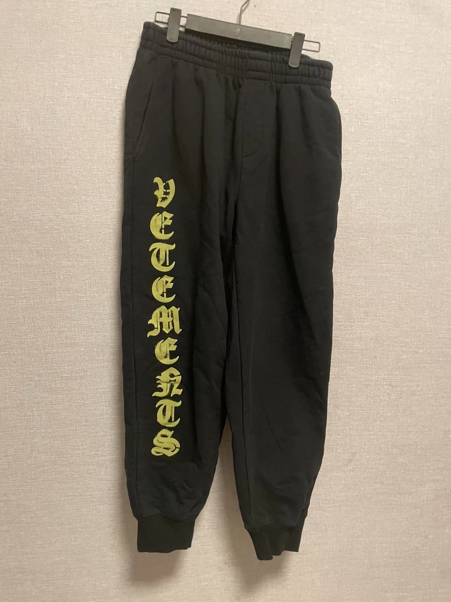 Спортивные леггинсы с санскритским принтом Vetements