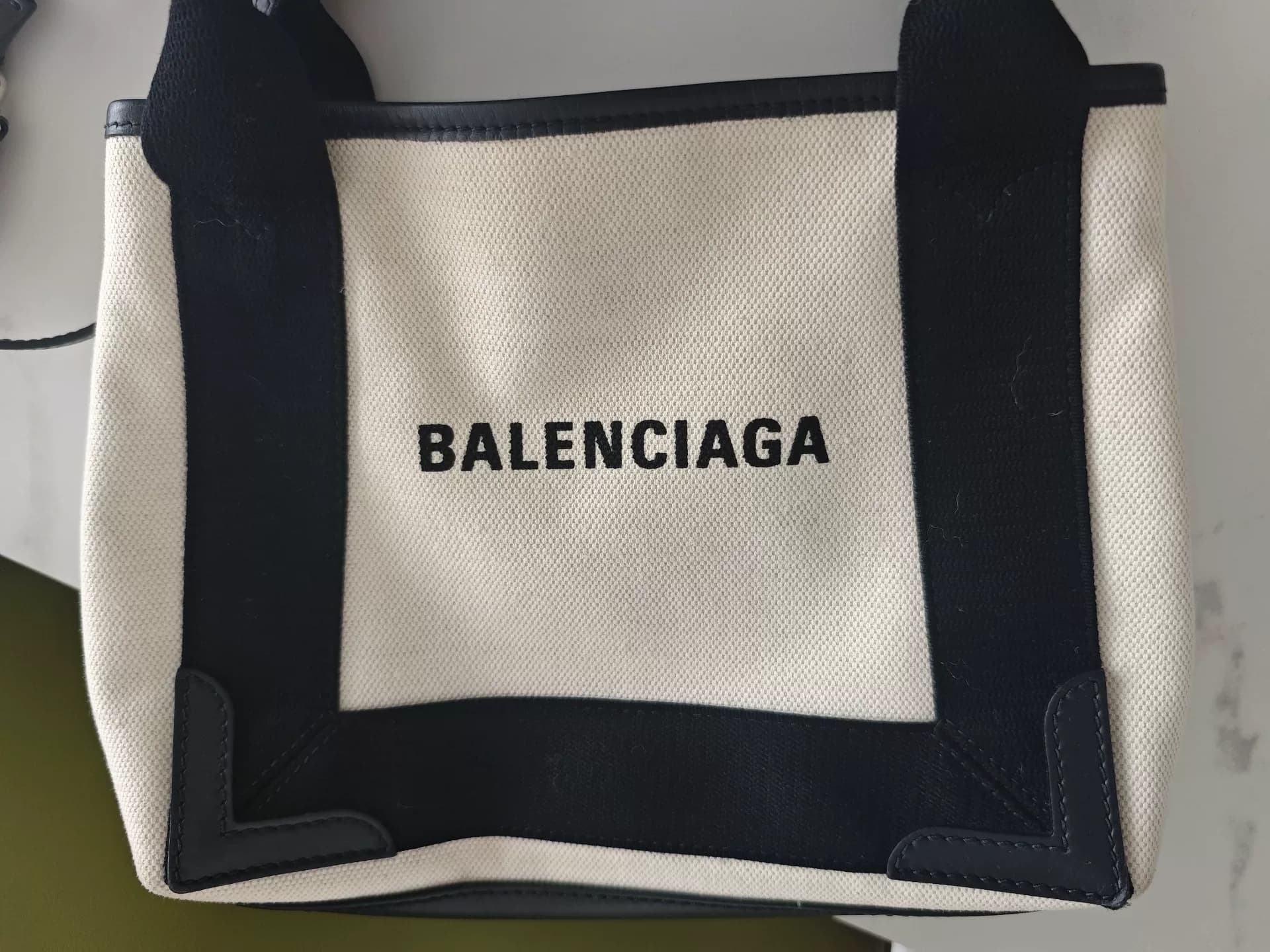 Холщовая сумка Balenciaga в черно-белом цвете, не совсем новая, не совсем новая, не совсем новая, есть следы использования