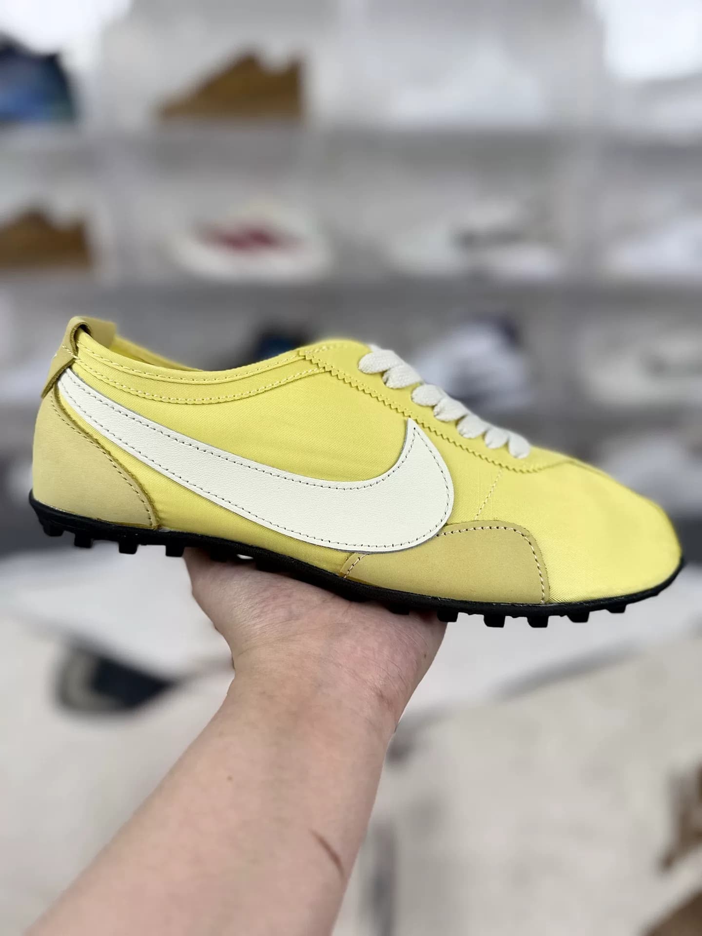 Совершенно новые кроссовки Nike Moon в желто-белой цветовой гамме, с оригинальной коробкой, без