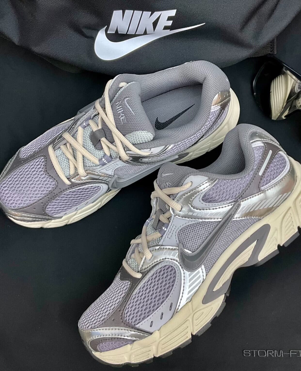 кроссовки Nike V5 RNR, серая и серебристая цветовая гамма, одинаковый стиль для мужчин и женщин