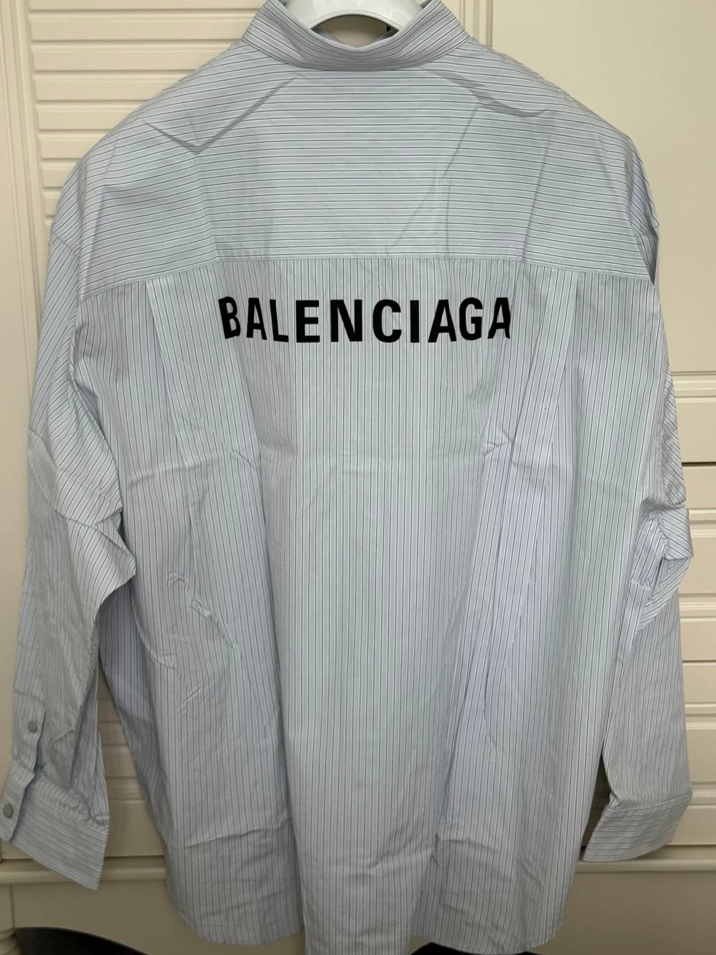 Рубашка BALENCIAGA в полоску с надписью Balenciaga, совершенно новая и не ношенная, размер 1, висит