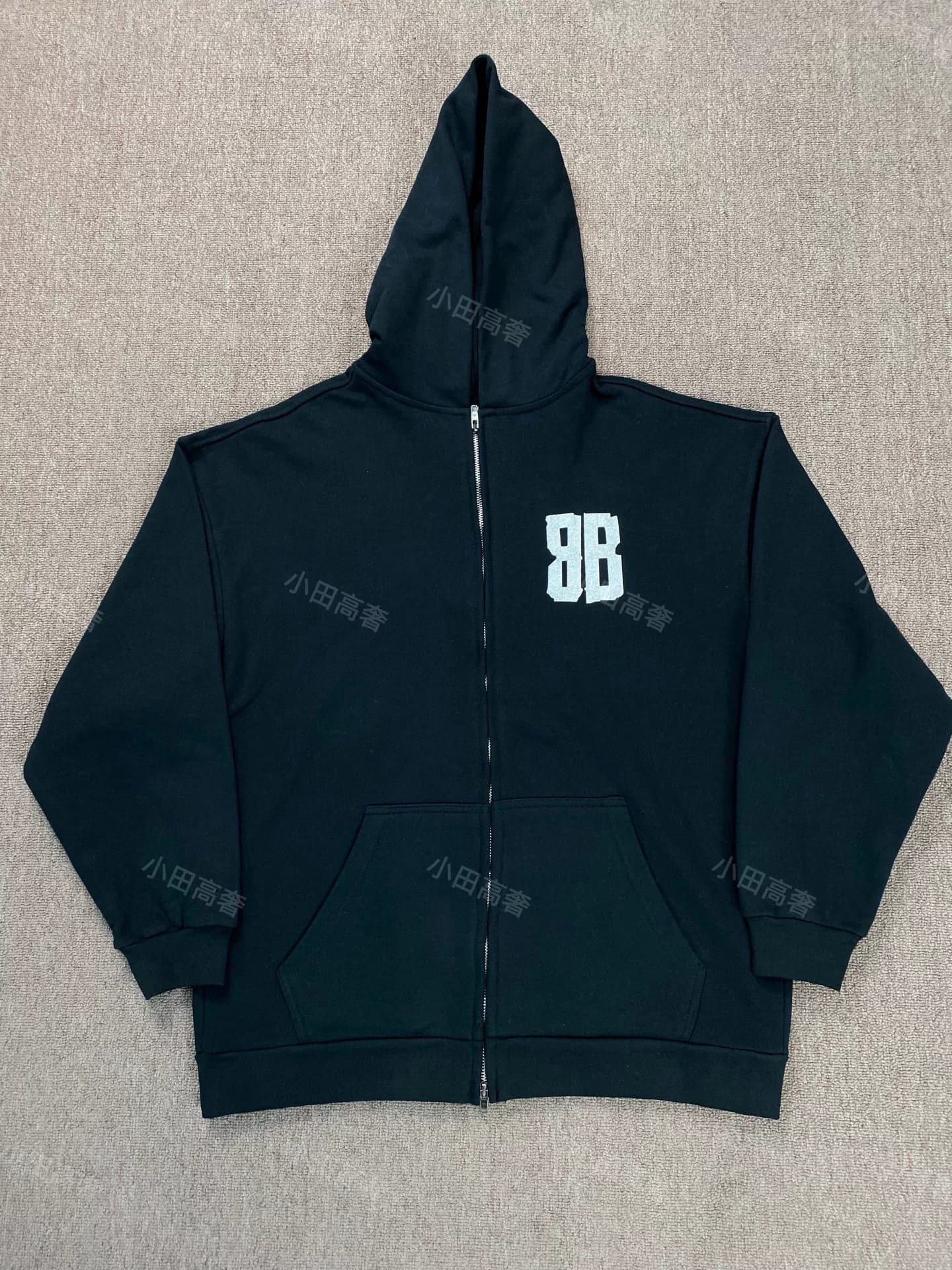 Точечная вторая защита для волос Balenciaga Balenciaga FW26 из серебристой ленты с капюшоном