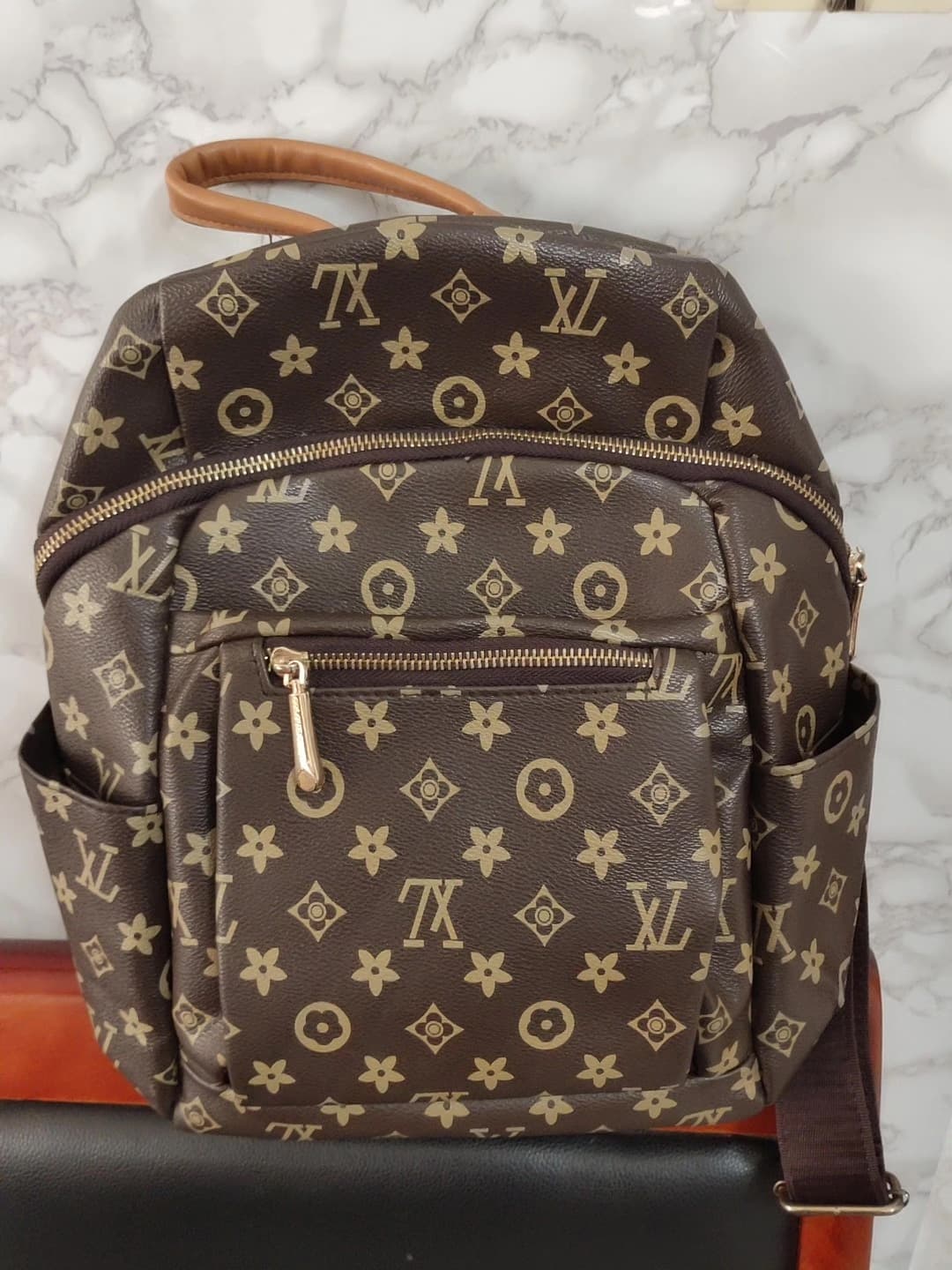 совершенно новый!Рюкзак для пресбиопии LV, коричневый, хорошо сохранился, без явных следов использования, на шнурке