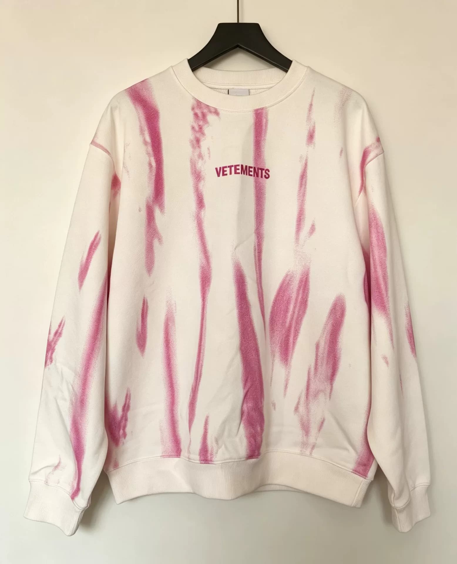 Розовый свитер с пятнами от VETEMENTS, который был небрежно передан, совершенно новый, без верхней части тела, с биркой