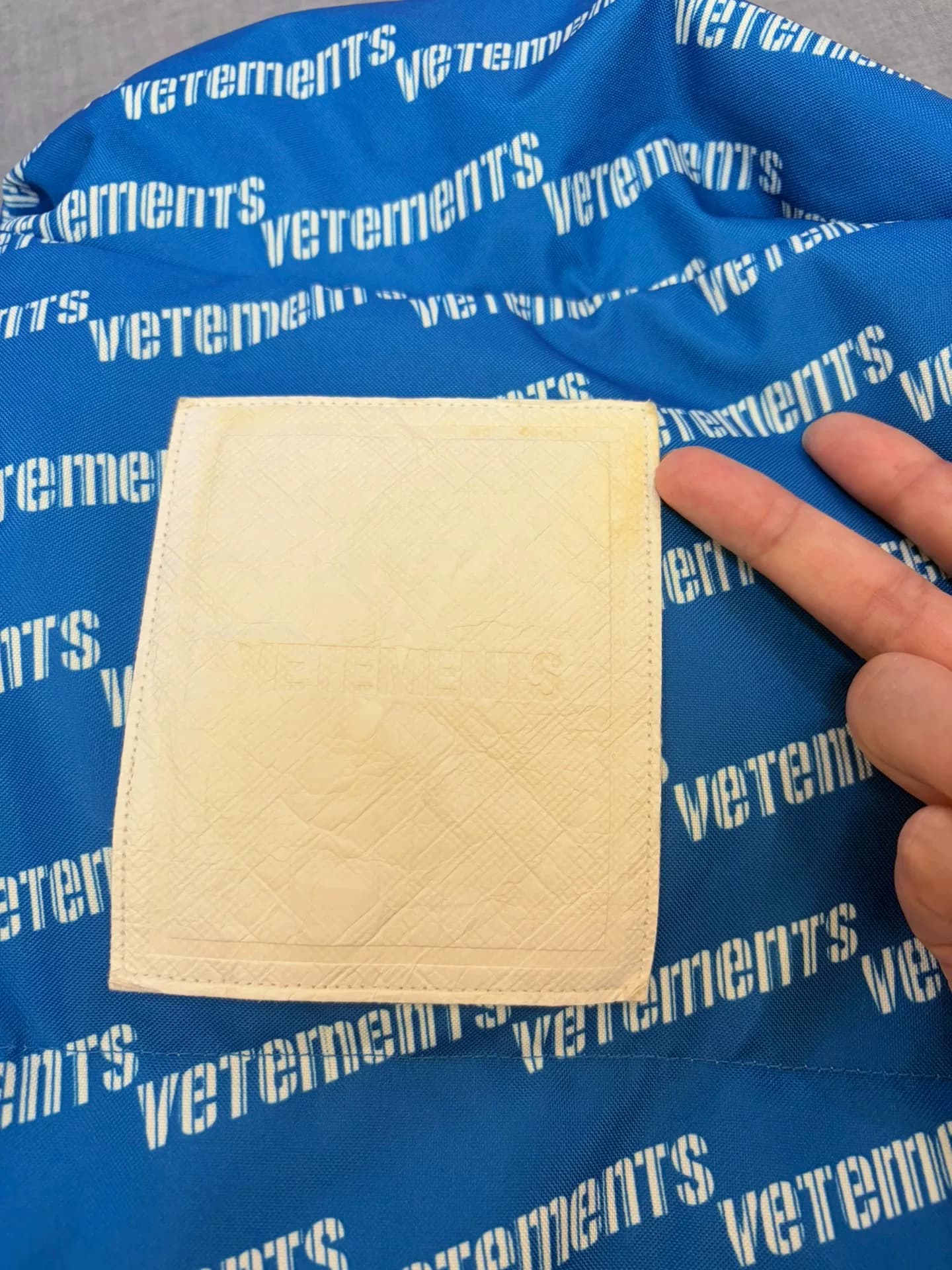 Подлинный пуховик Vetements, один штраф из десяти за подделку, сдан в химчистку, стоимость 200 юаней, пуховик