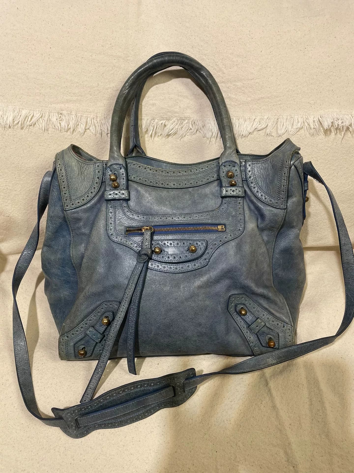Мотоциклетная сумка Balenciaga из синей масляно-восковой кожи, сделано в Италии