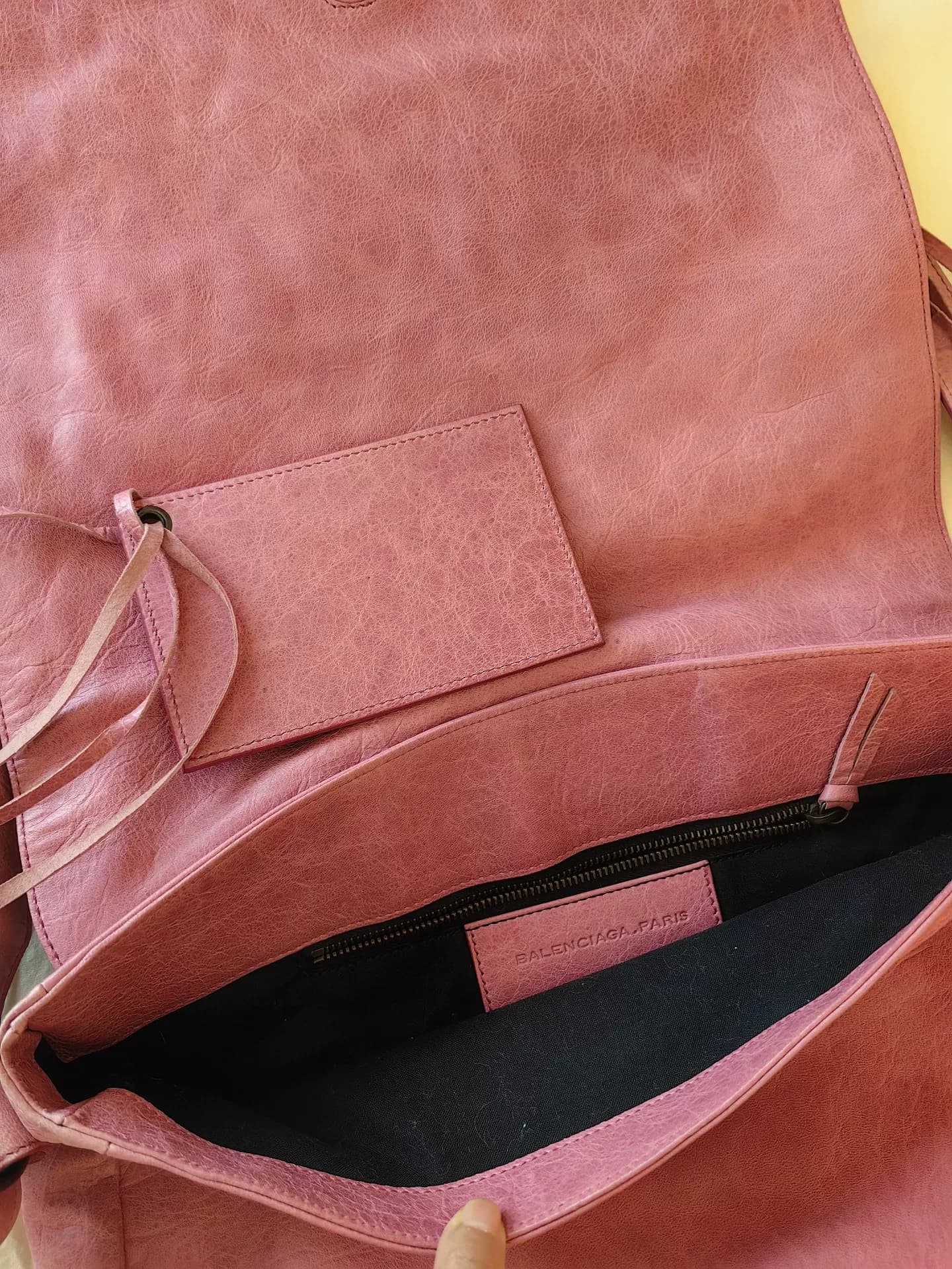 Оригинальная розовая сумка-мессенджер Balenciaga в народном стиле средних лет, выполненная в стиле локомотив, из той же серии овчины old, поставляетс…