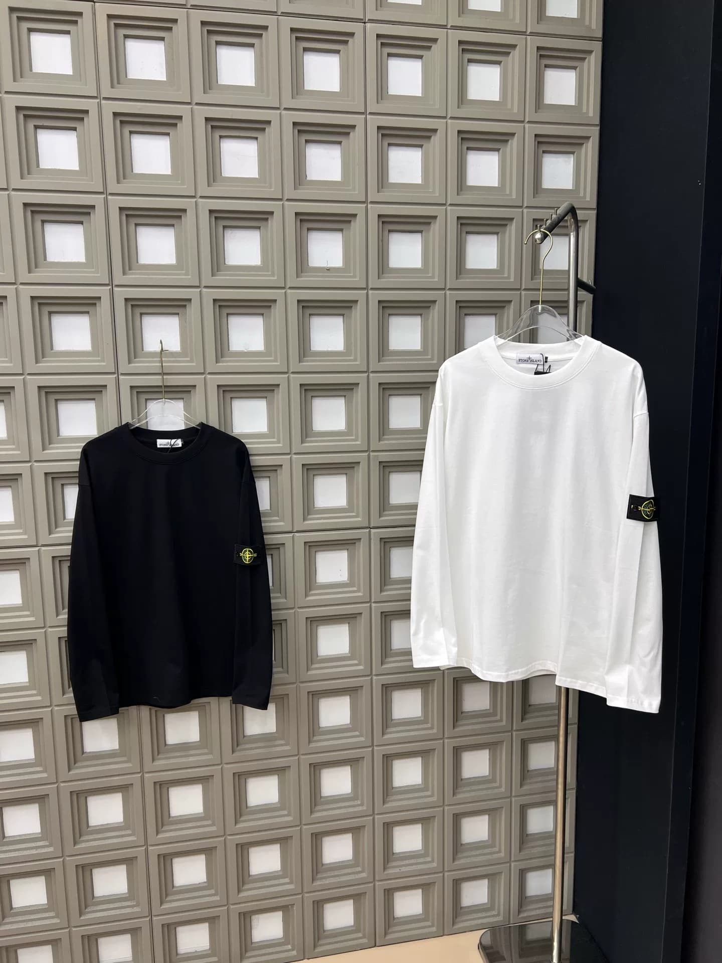 Рубашка с вышивкой Stone island с круглым вырезом и длинными рукавами, украшенная вышивкой Stone island - простой и универсальный базовый стиль, с эл…