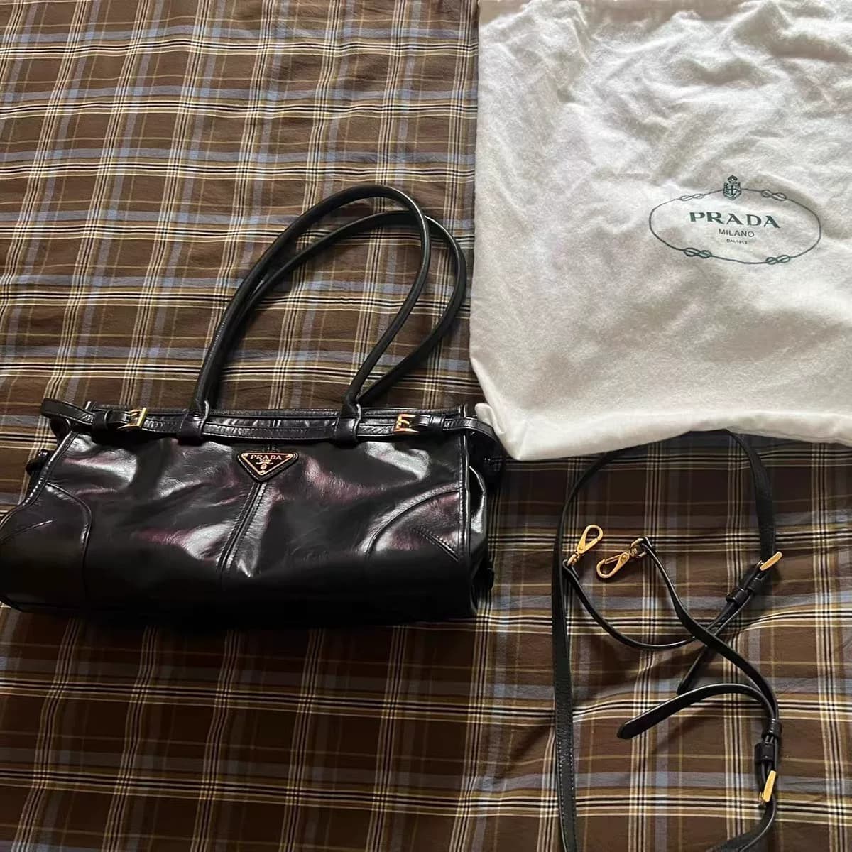 Высококачественная кожаная сумка Prada Soft Lux из черной масляно-восковой кожи с классическим треугольным логотипом, золотой фурнитурой, длинной руч…