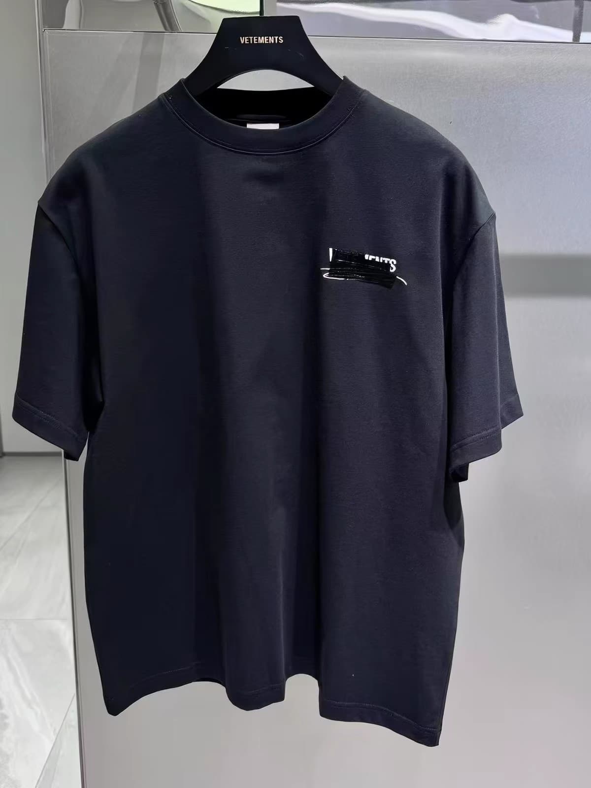 Симпатичная футболка с короткими рукавами VETEMENTS