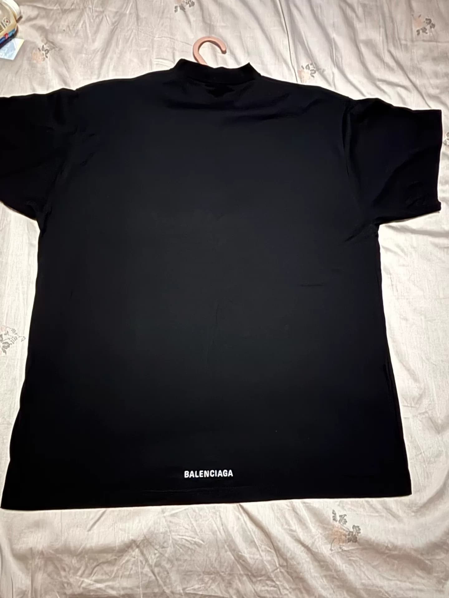 Модель Balenciaga с короткими рукавами, артикул 681045TLVH91070, с буквами на спине