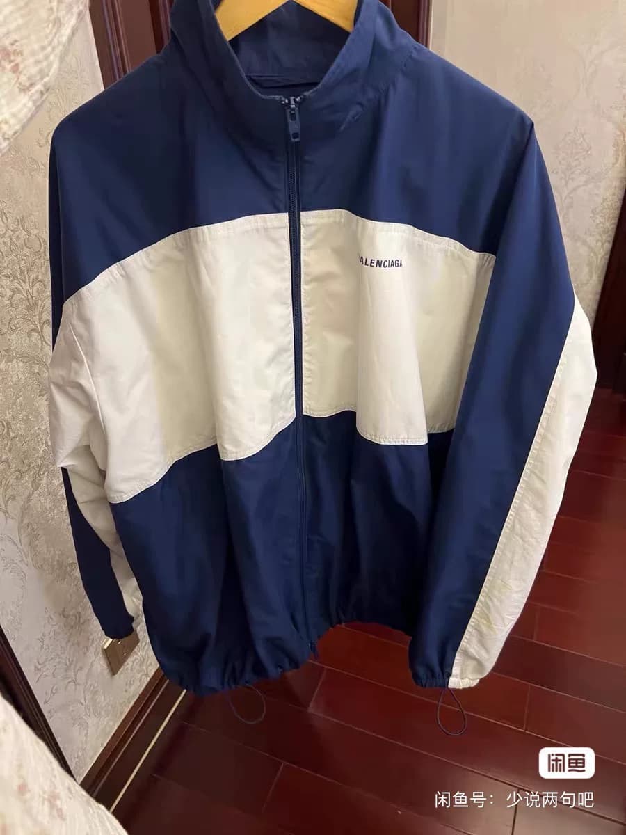 Куртка с небольшим логотипом Balenciaga в бело-голубых тонах, тренерская куртка Balenciaga