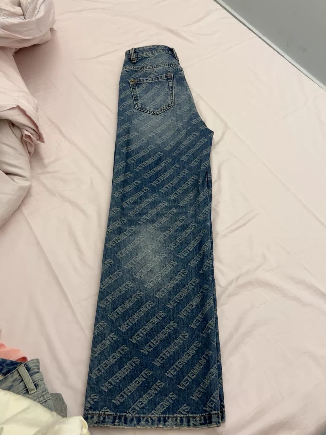 Джинсы VETEMENTS, размер 160/66 А, свободные, с широкими штанинами, синий цвет, с нанесенным логотипом, модный уличный стиль, для повседневного испол…