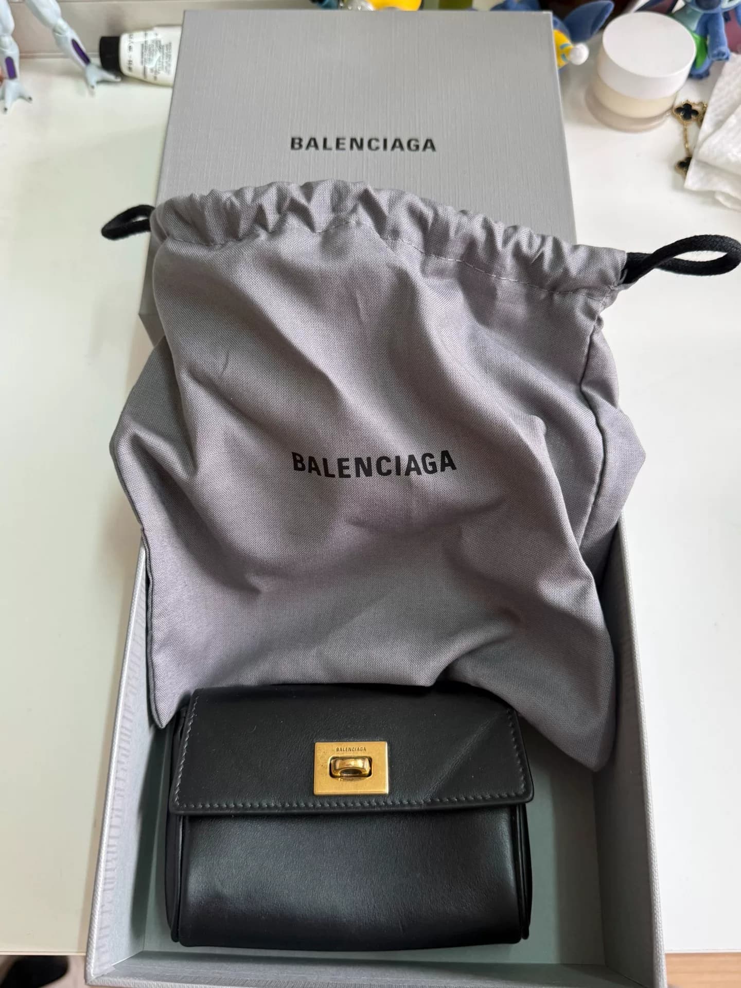 Совершенно новый кошелек Balenciaga, купленный в Нанкин-Деджи в прошлом году, ни разу не использовался с тех пор, как был выкуплен обратно, в оригина…