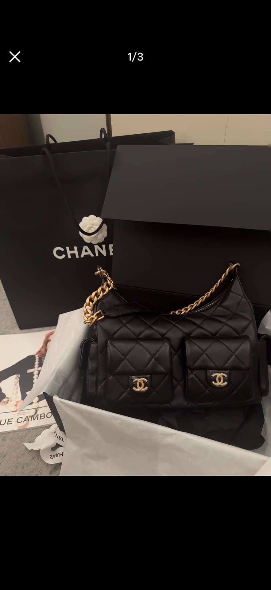 Дубленка Chanel 25C Hobo black gold имеет незначительные следы использования, и ее цвет очень хорош при покупке в магазине.