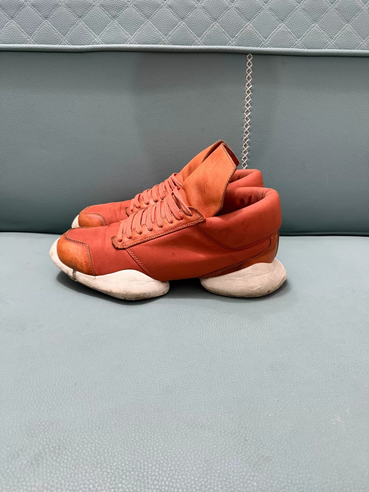Кроссовки Rick Owens x с подковообразной подошвой под брендом Adidas|Оранжевого цвета