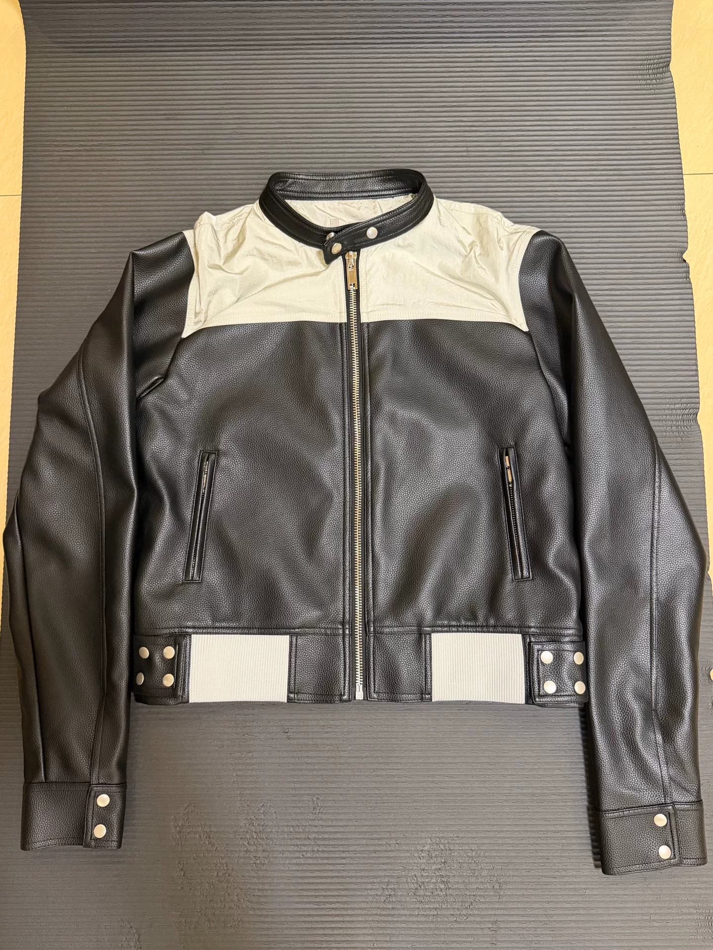 Для личного пользования совершенно новая кожаная куртка RO Rick owens FW22 с коротким рукавом: размер: 48, обхват груди 108, длина 58, ширина плеч 49…