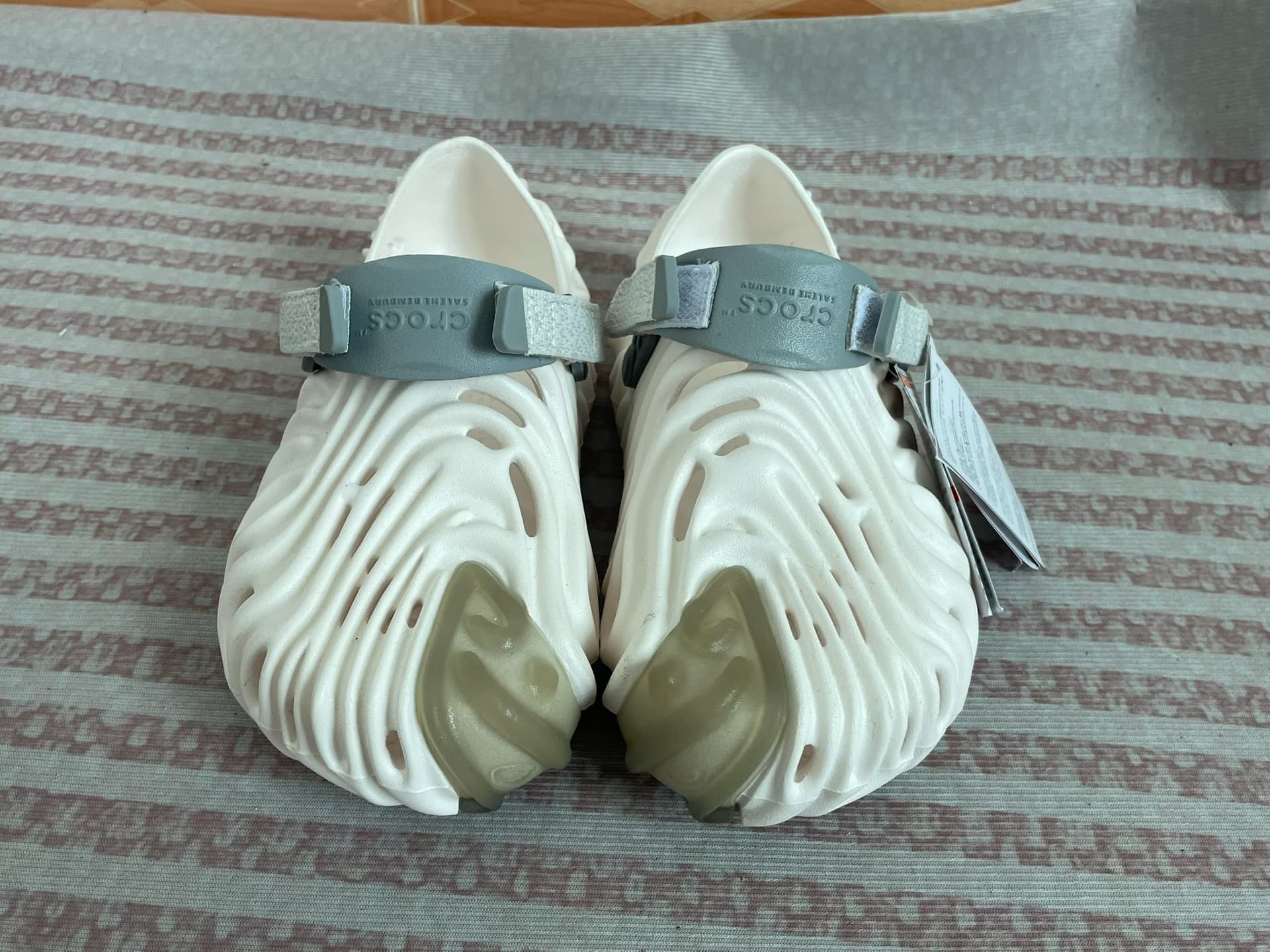 Кобрендовая обувь с дырками Crocs x fragment design,
