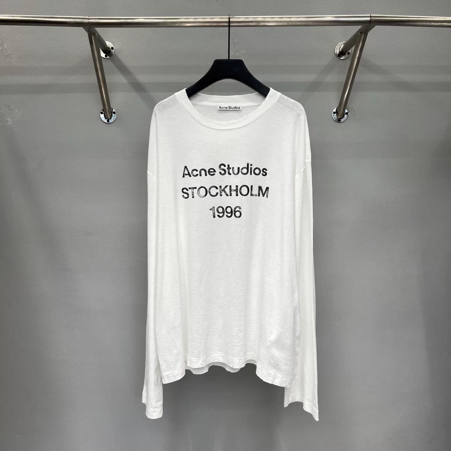 Acne#1996 серия SS26 - новая классическая модель с буквенно-цифровым принтом, круглым вырезом и длинными рукавами с открытыми плечами