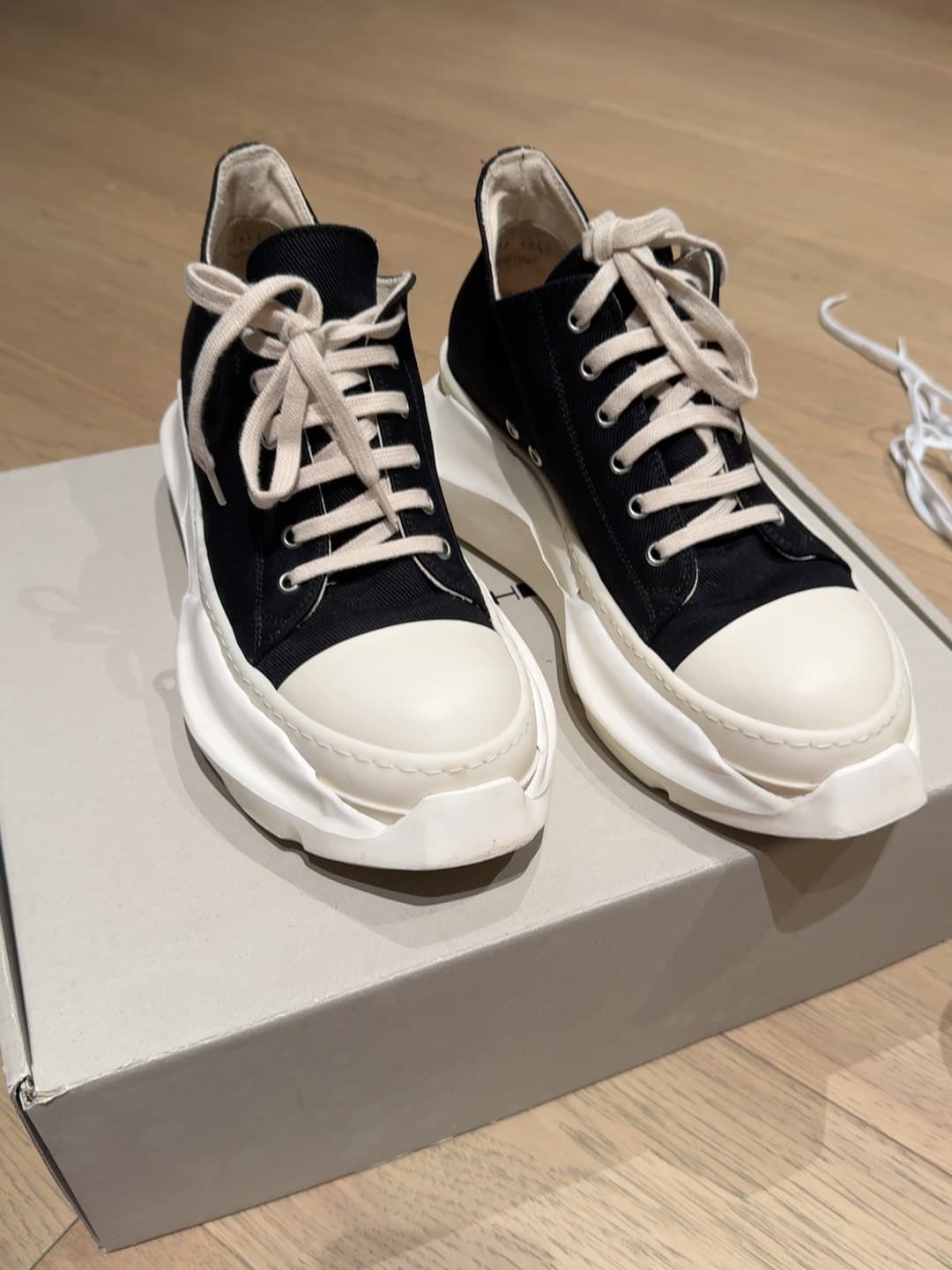 Майка Rick owens bottom big Converse 40.5 с нижним дном несколько раз менялась, чтобы стать цветной