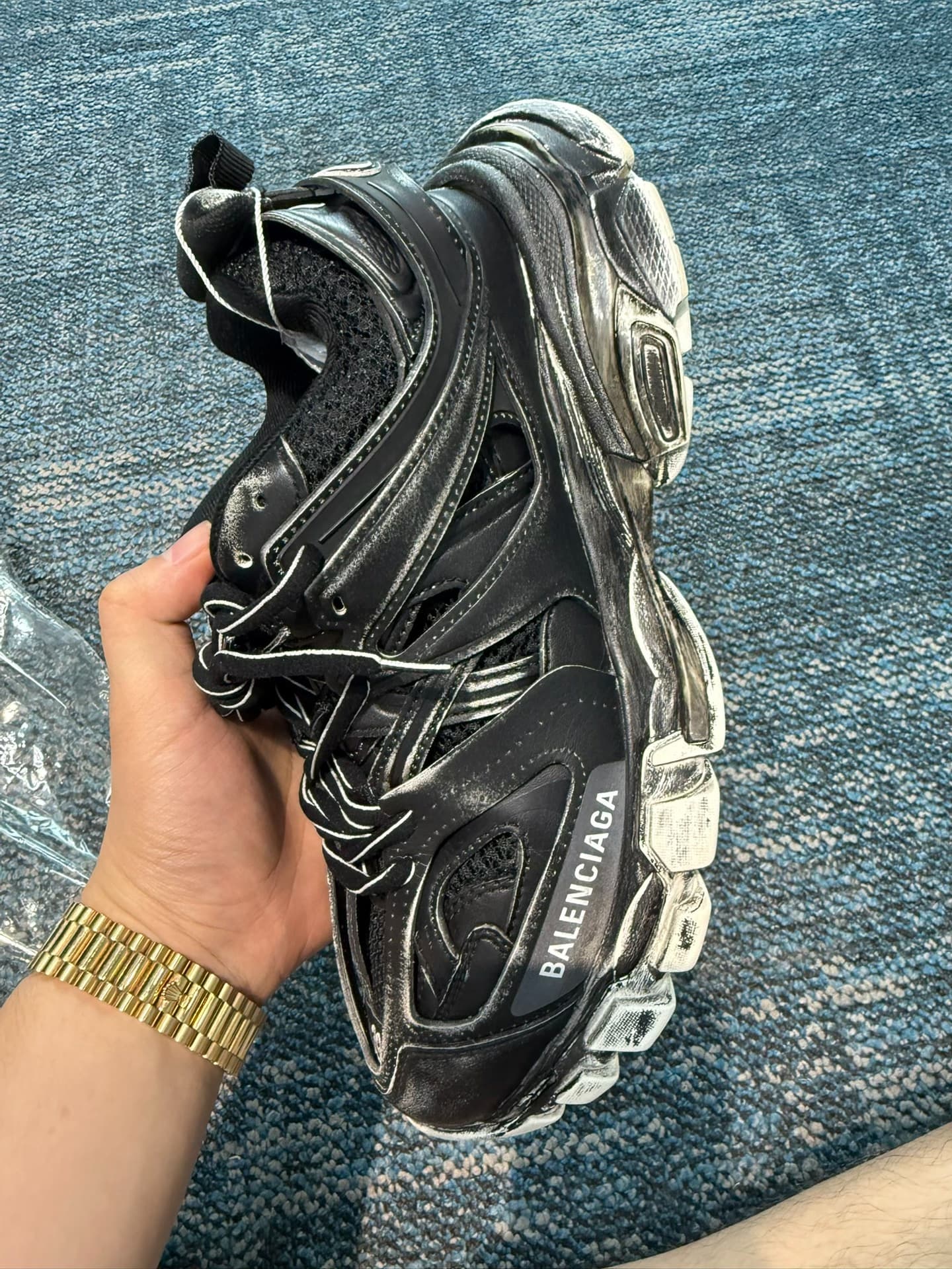 Черно-белая потертость Balenciaga Track 39 выполнена в хорошем цвете