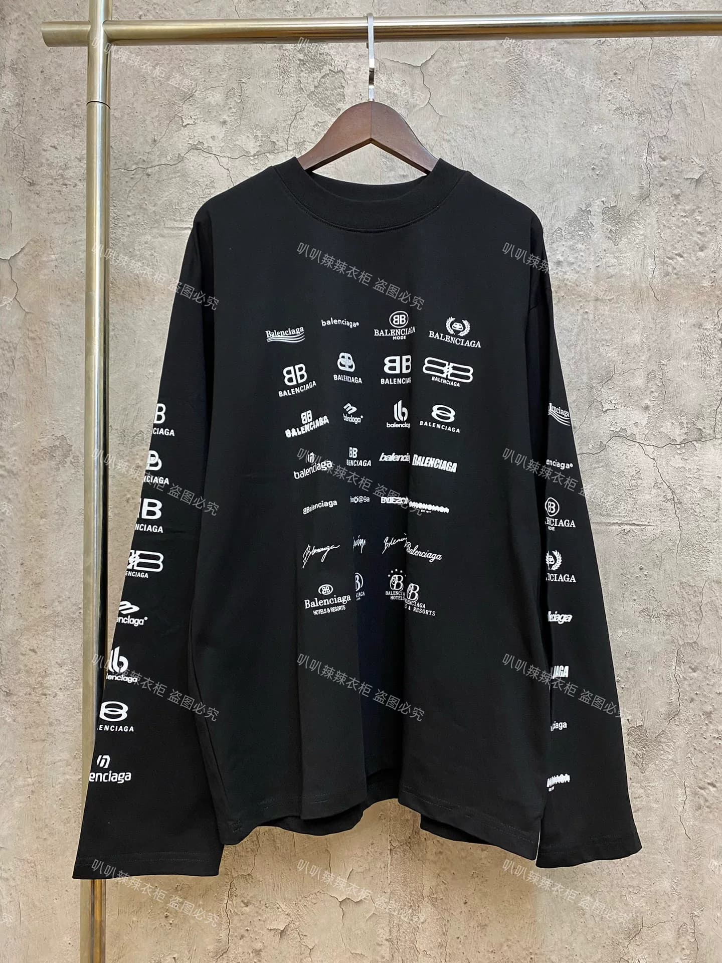 Самая популярная футболка с логотипом Balenciaga из коллекции Balenciaga с полной печатью логотипа и длинными рукавами во всей сети