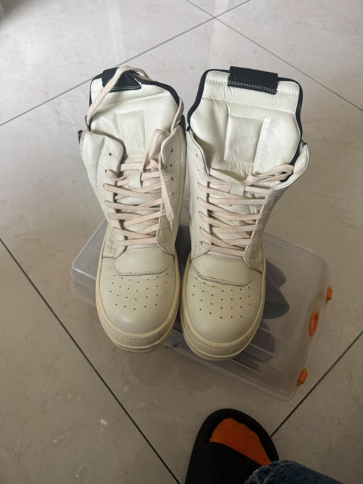 Туфли с высоким берцем в виде перевернутого треугольника от RICK OWENS, молочно-белая воловья кожа, сделано в Италии, классические