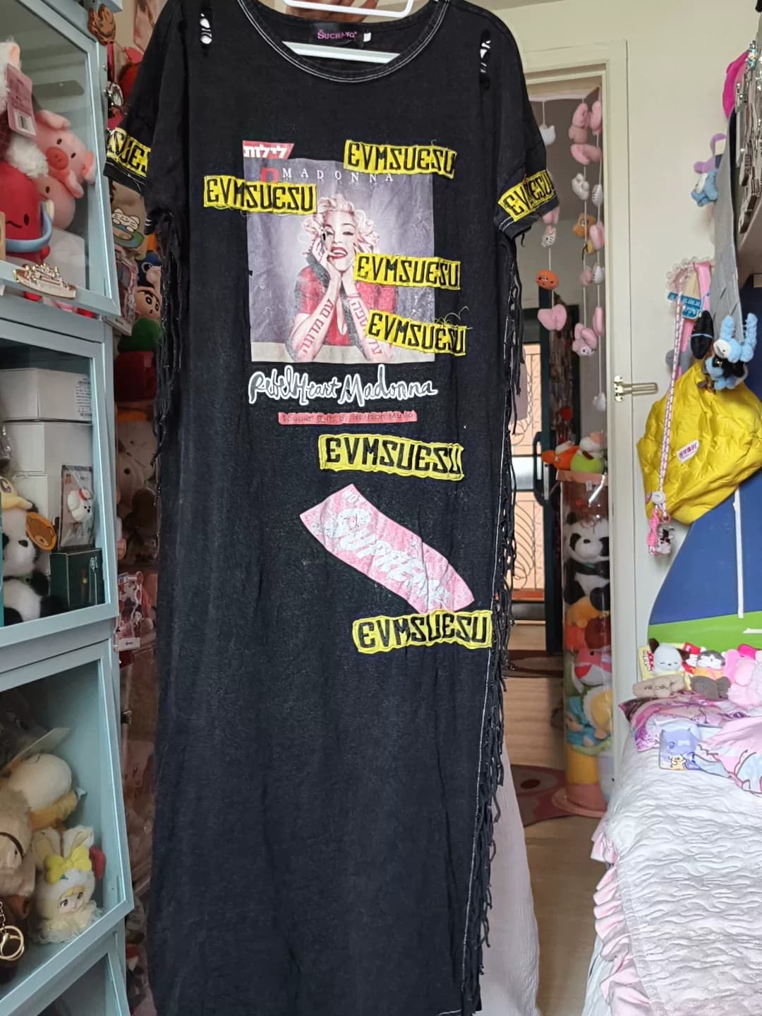 Кобрендинговая черная линейка размера S с короткими рукавами от Madonna x Vetements