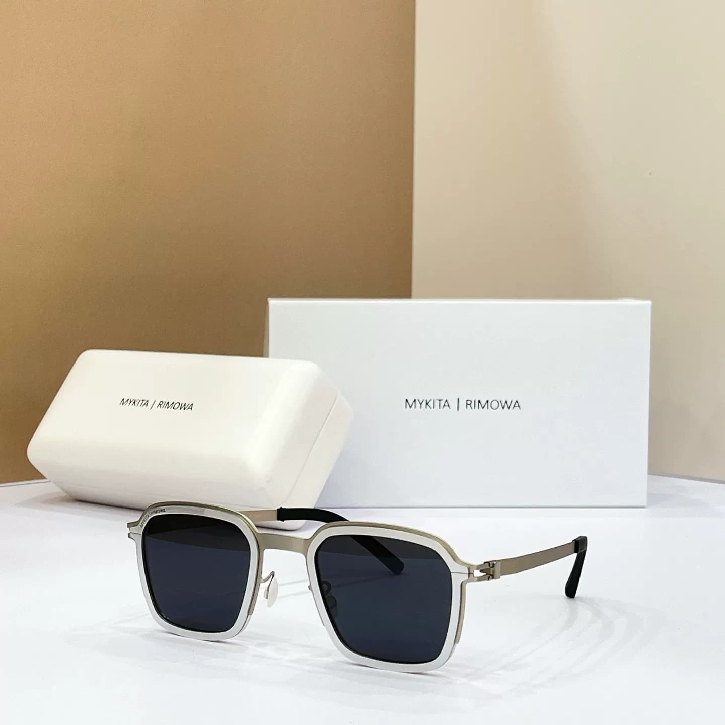 Солнцезащитные очки MYKITA x RIMOWA с кобрендинговой оправой в квадратной оправе солнцезащитных очков