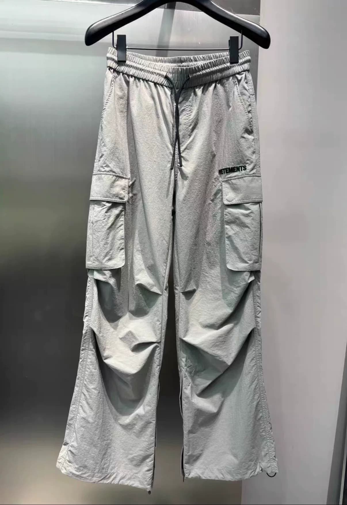 КОМБИНЕЗОНЫ VETEMENTS casual TROUSERS С ЗАВЯЗКАМИ И ЗАСТЕЖКОЙ-МОЛНИЕЙ ПО НИЗУ, КОТОРЫЕ МОЖНО НОСИТЬ В РАЗЛИЧНЫХ СТИЛЯХ, ИЗГОТОВЛЕНЫ ИЗ БЫСТРОСОХНУЩИХ…