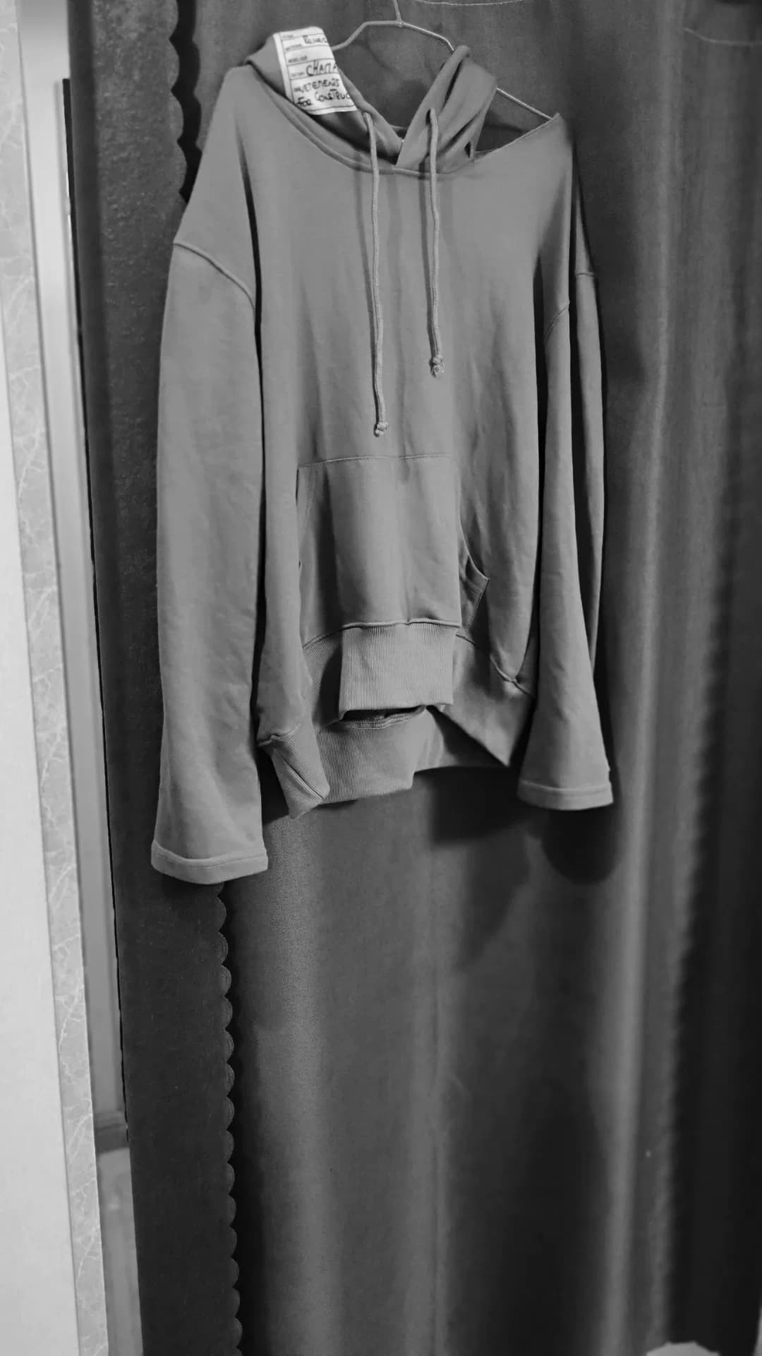 Серый свитер с капюшоном Vetements подходит для людей весом до 120 кг