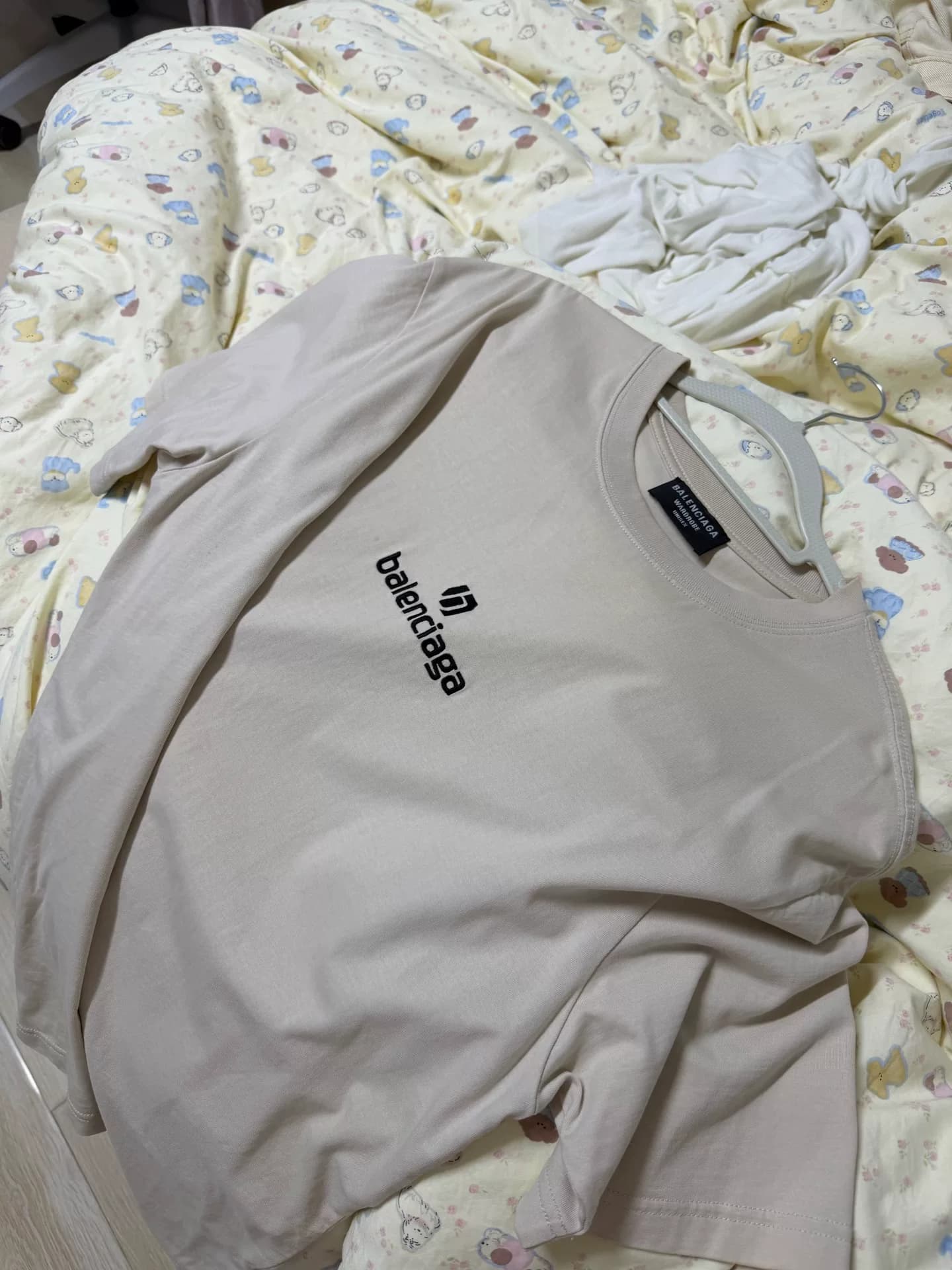 Модель от Balenciaga с короткими рукавами и высокой посадкой.совершенно новый。Проходите только один раз