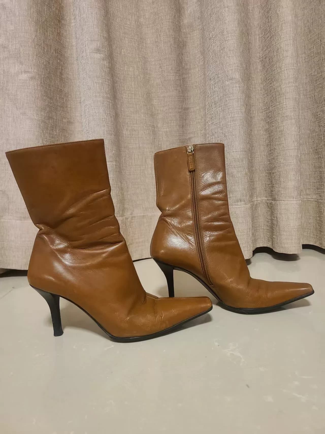 Полусапожки GUCCI из коричневой кожи с острым носком, размер 36, на подошве, со следами износа, требуют ухода