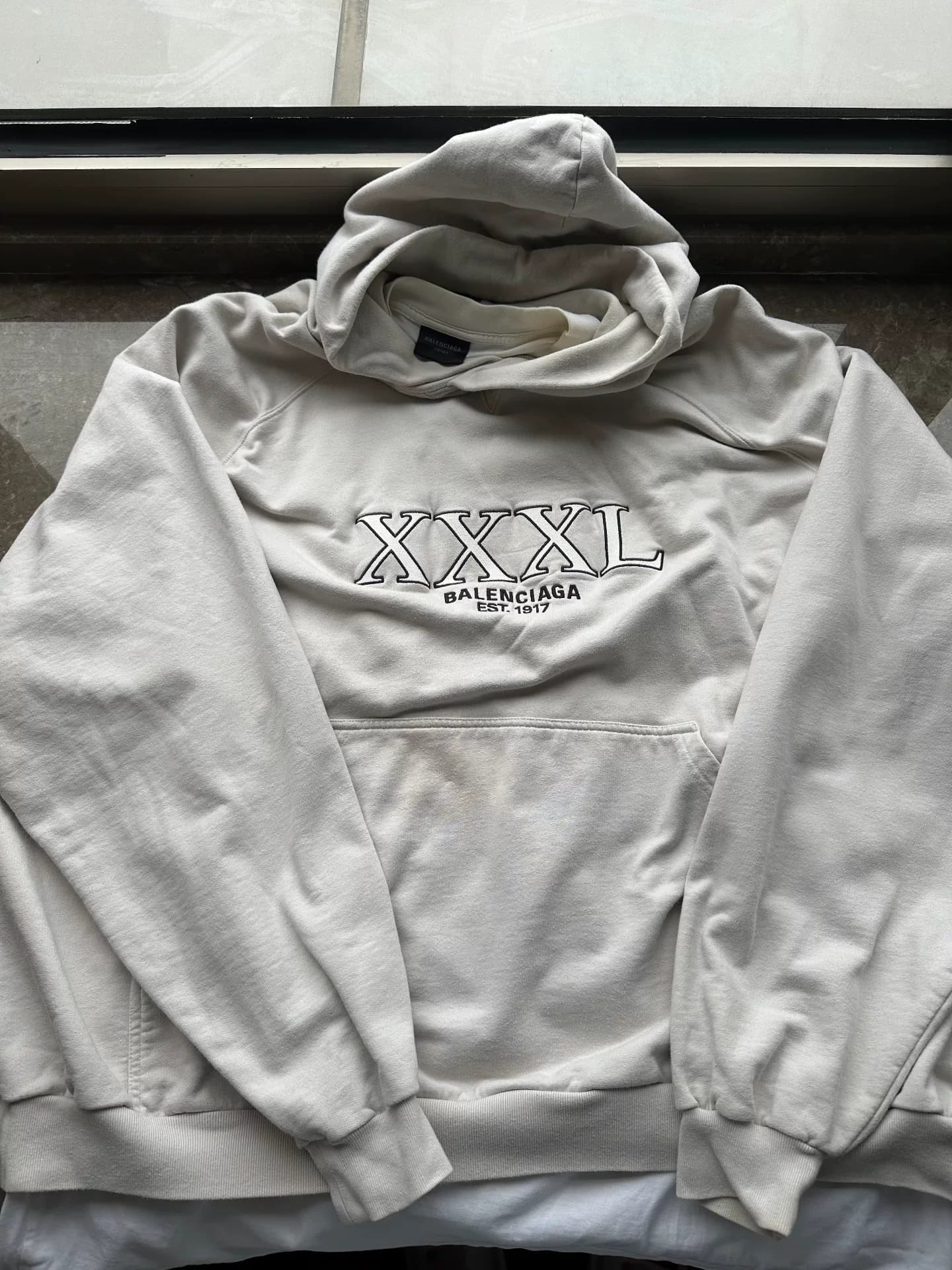 Balenciaga Свитер-двойка Balenciaga XXXL с капюшоном из искусственной кожи серого цвета