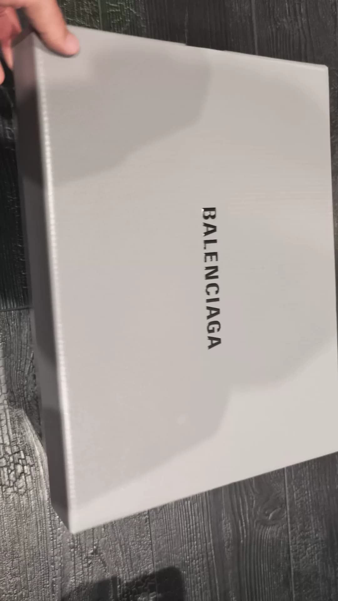 Balenciaga 3XL, размер 40, куплена в магазине Nanjing Deji в апреле этого года, в подлинности нет никаких сомнений - накладная, оригинальная коробка…