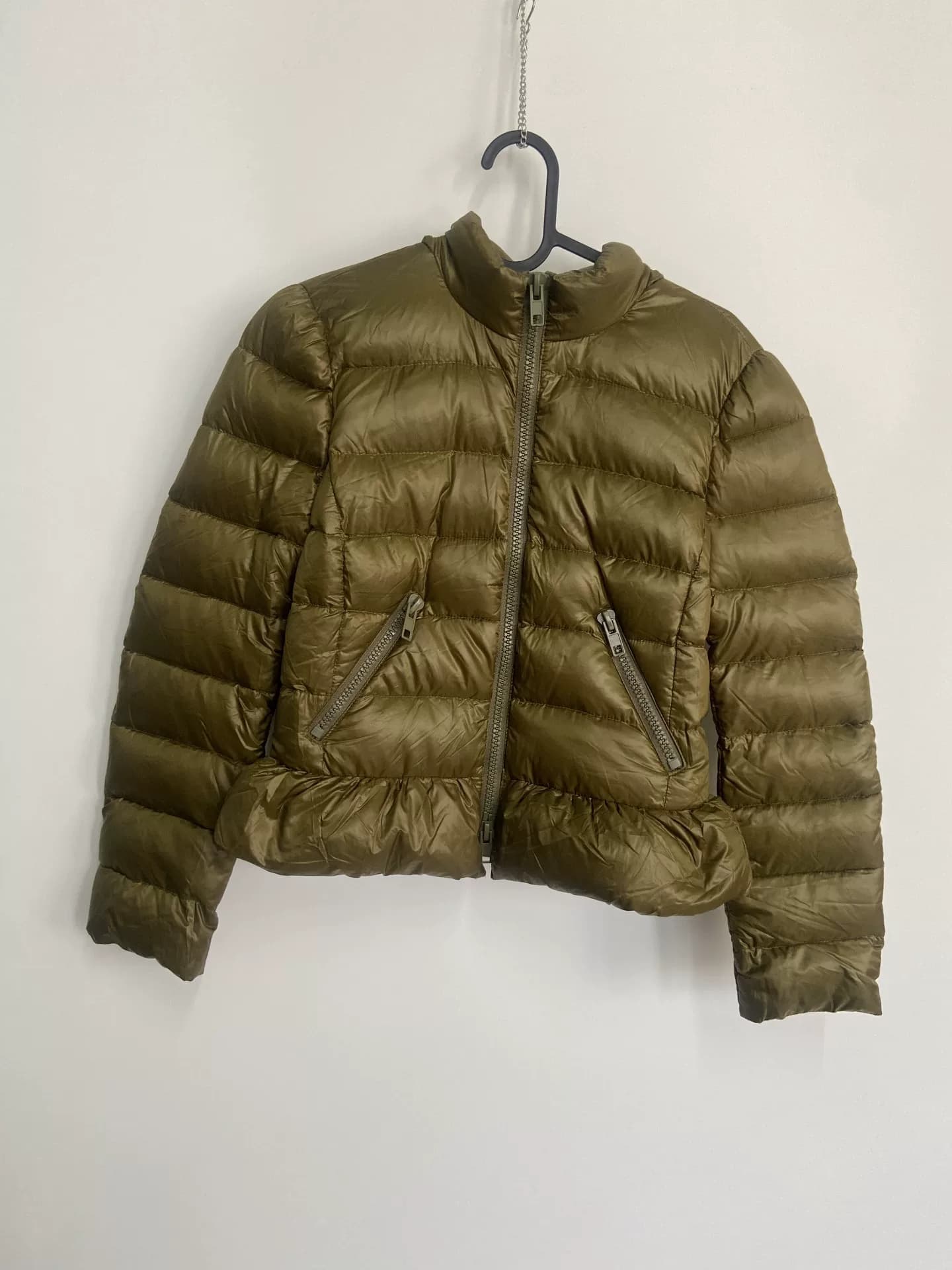 Совершенно новый пуховик Red Valentino темно-зеленого цвета