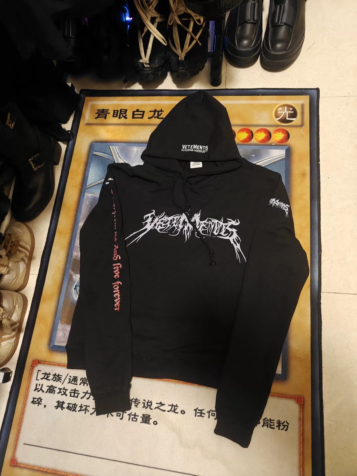 черный свитер с пятиконечной звездой от vetements