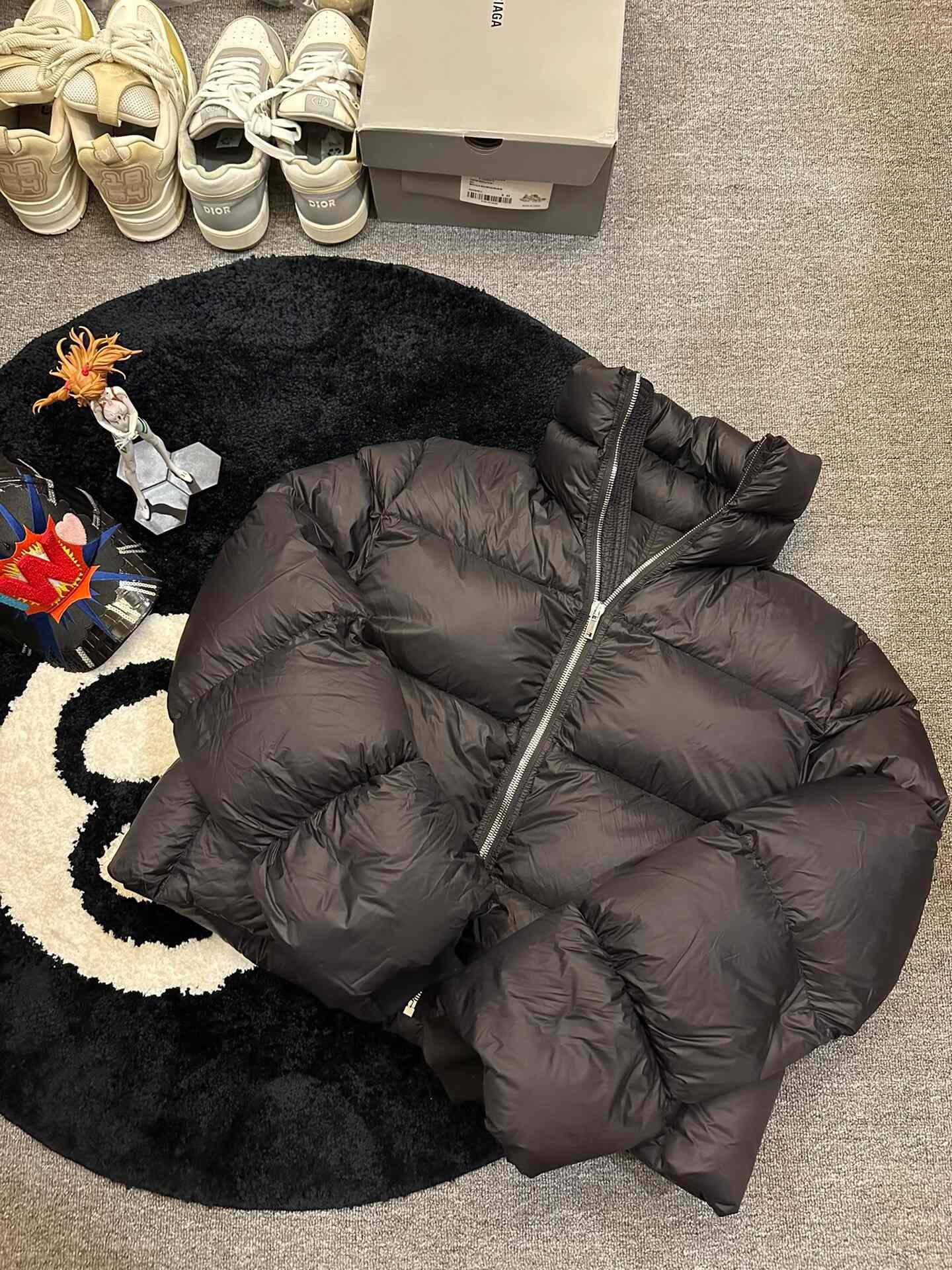 пуховик-водолазка rick owens ro 24fw с высоким воротом.