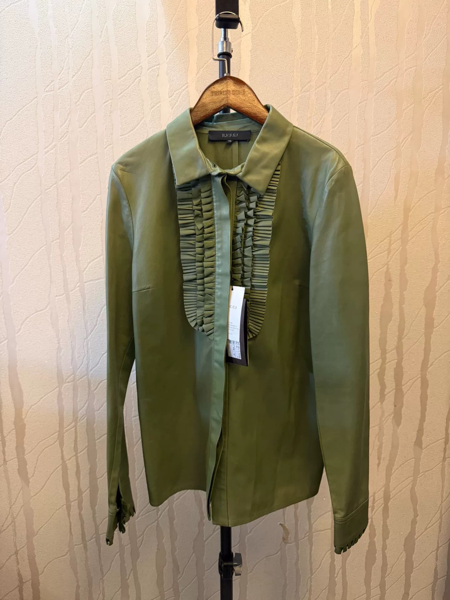 Рубашка из овчины цвета авокадо от Gucci, размер 44, абсолютно новая, с биркой
