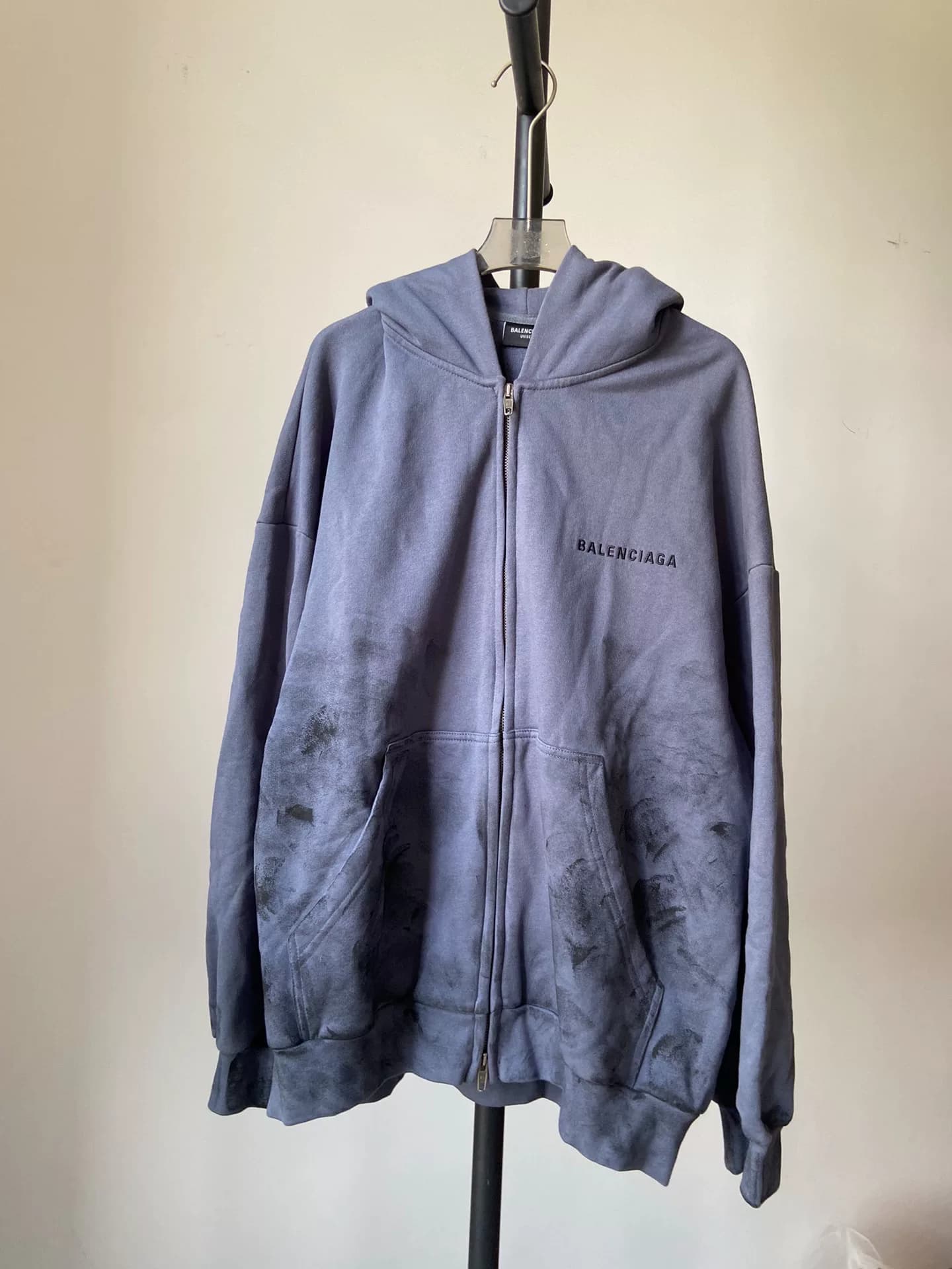 Свитер-жакет Balenciaga blcg с капюшоном и черной вышивкой, украшенный ручной росписью в виде граффити.Размер 3