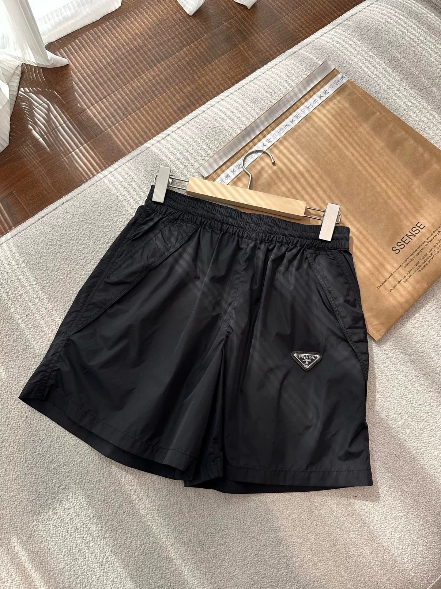 Совершенно новые аутентичные нейлоновые шорты Prada Re-Nylon, однотонные, с треугольным логотипом, прямые, на шнуровке