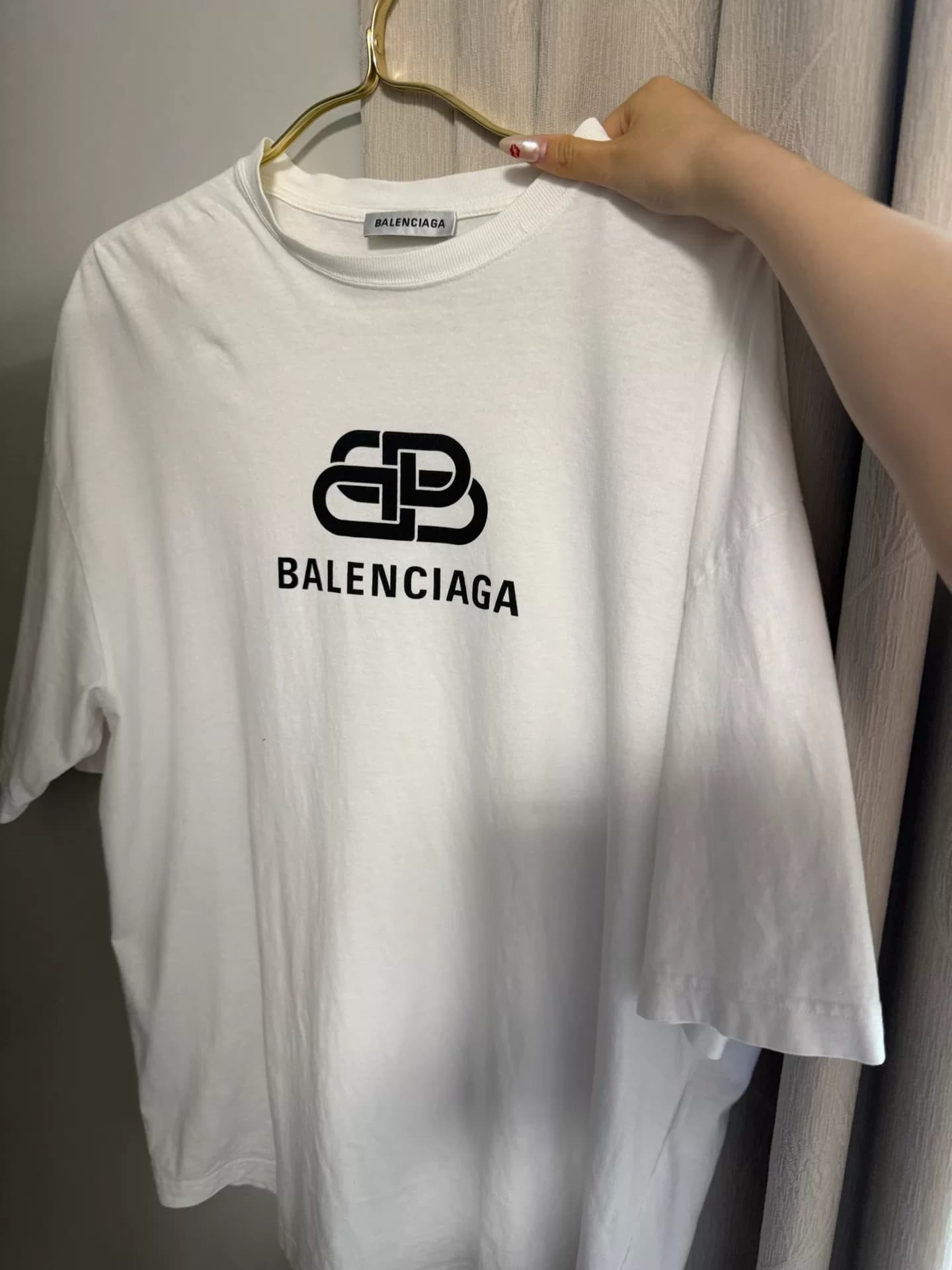 Модель Balenciaga с короткими рукавами размера s слишком велика