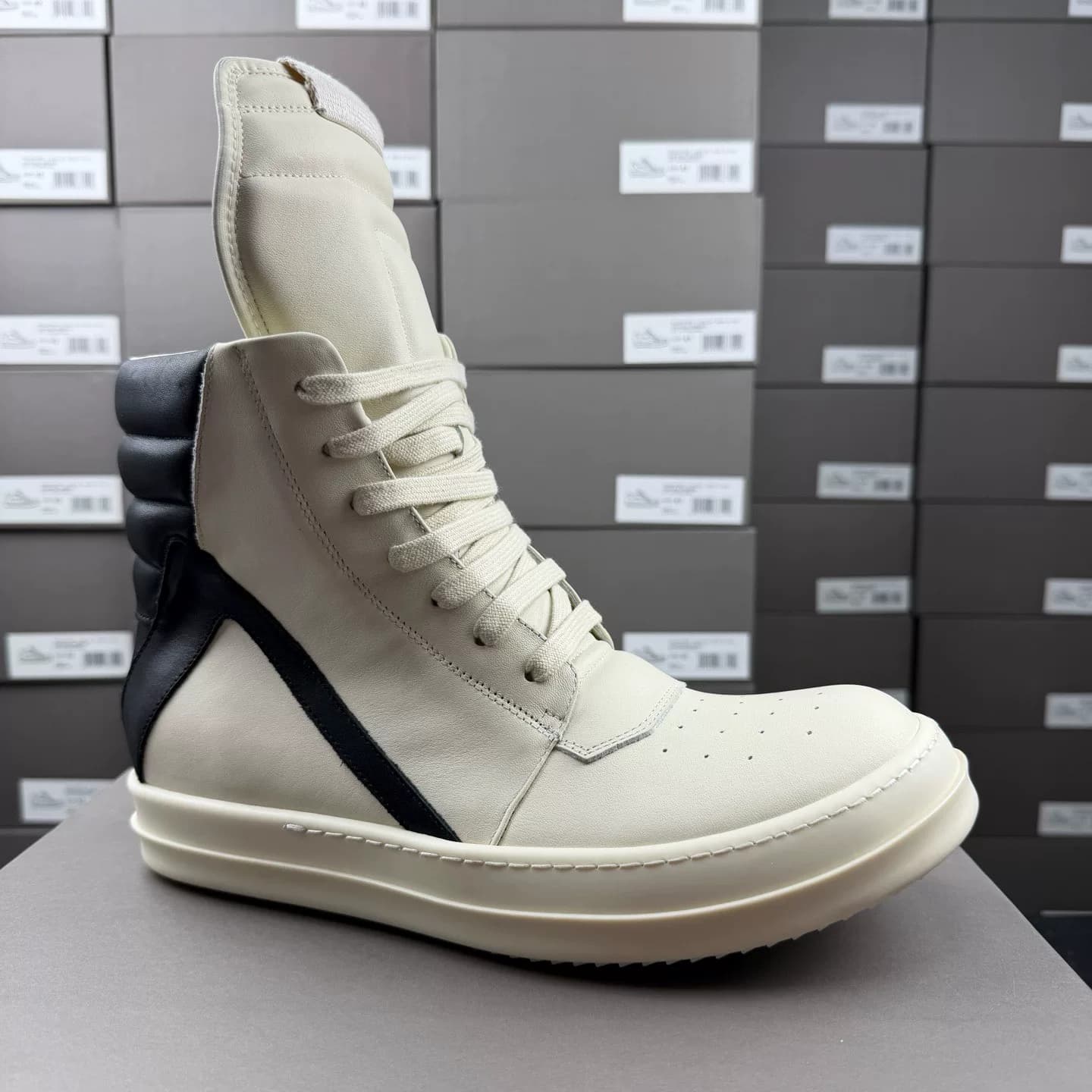 классические черно-белые ботинки цвета панды с перевернутым треугольником, молочная подошва, совершенно новые и безупречные мужские…