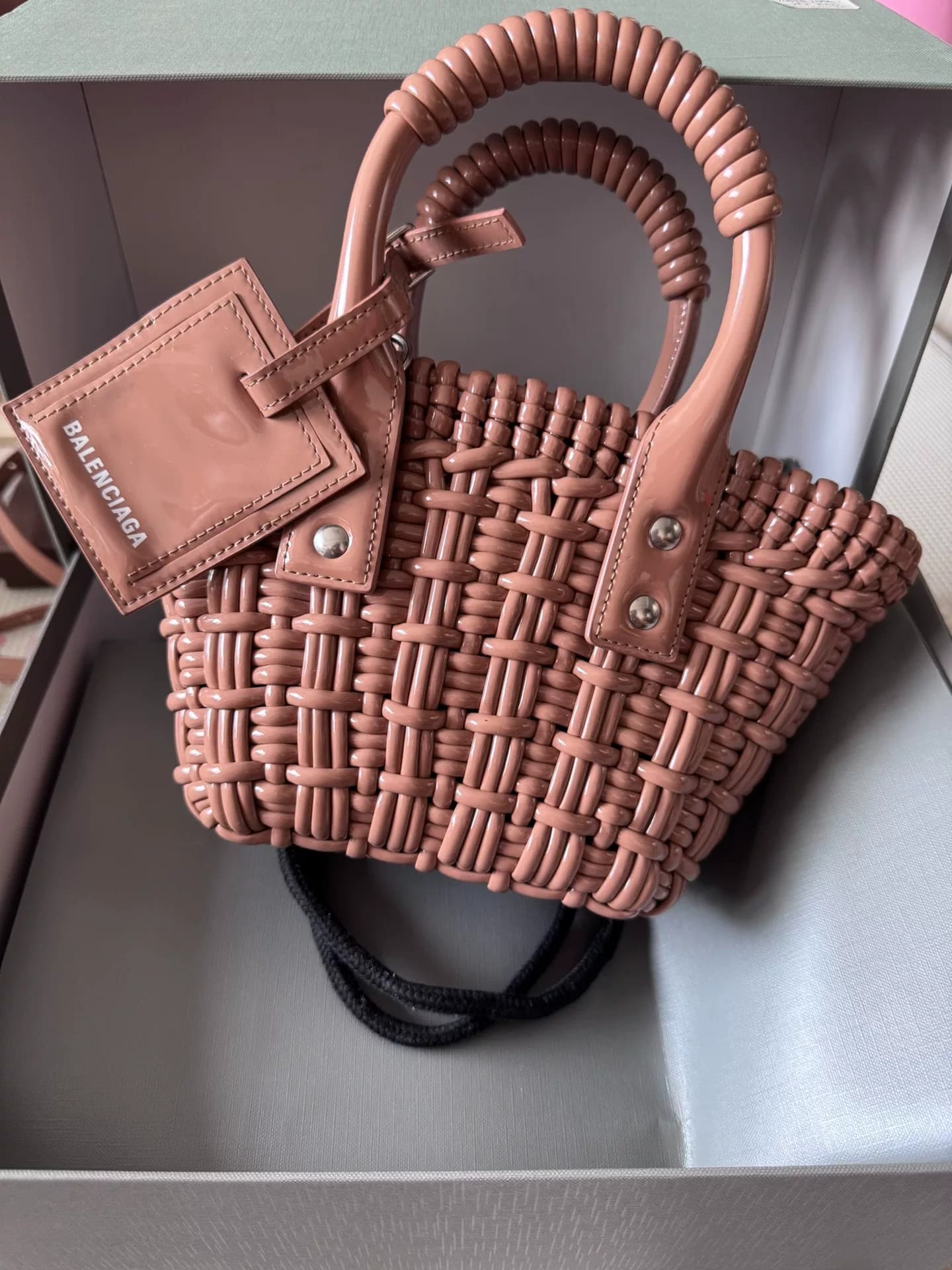 Плетеная сумка-корзина для овощей BALENCIAGA Balenciaga Bistro Apricot xxs XXS размер: Длина 27,9 x высота 14,0 x ширина 5,8 см, съемный плечевой рем…